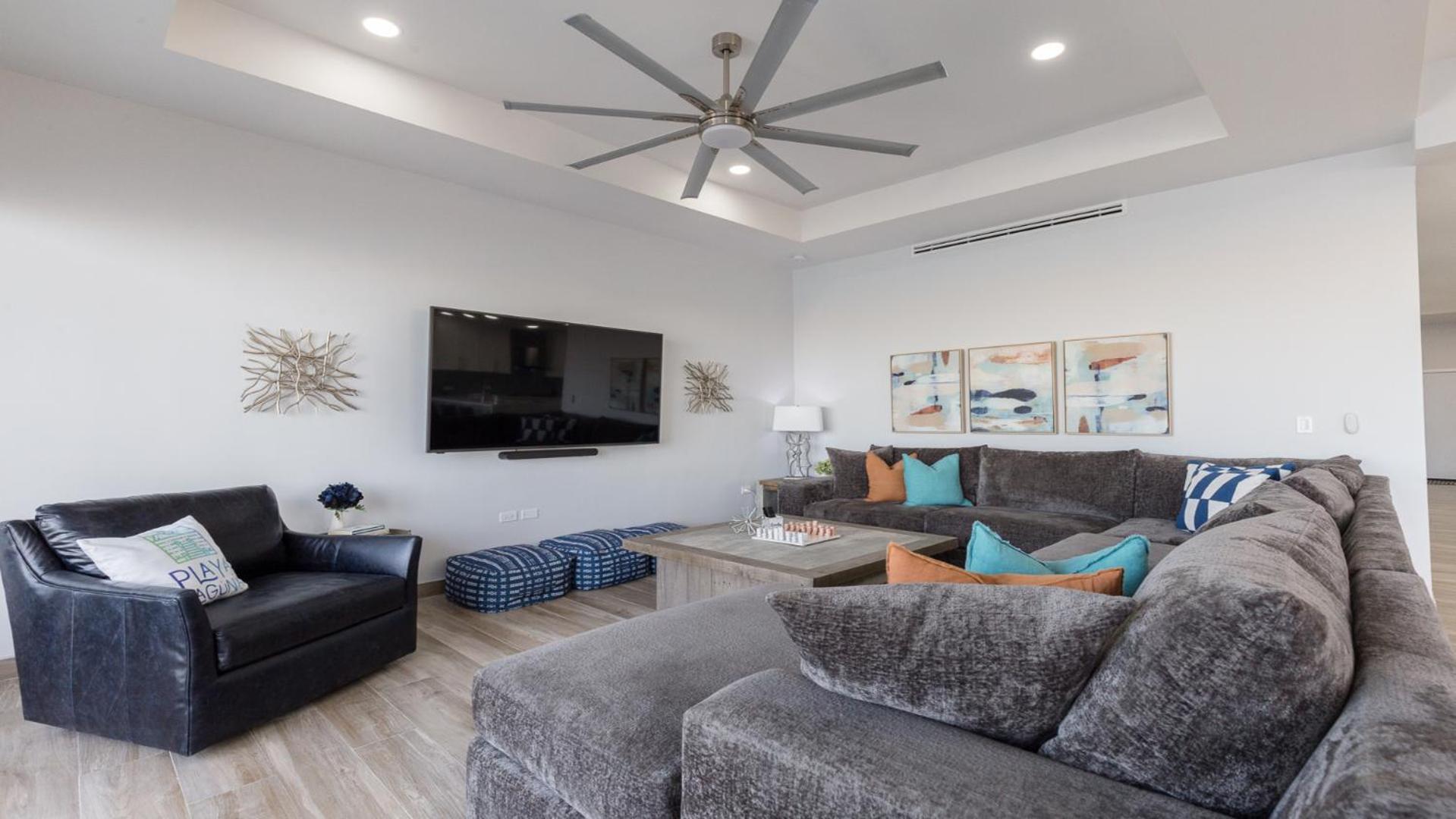 Luxury Retreat Playa Laguna: 5-Bedroom Bliss view 4