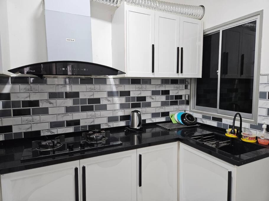 E! Best Apartment photo 8
