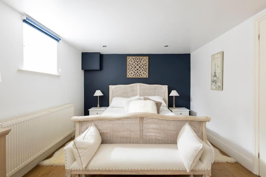 2 double bedroom large modern self contained apartment Free parking view 2