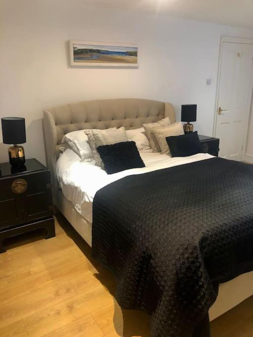 2 double bedroom large modern self contained apartment Free parking view 3