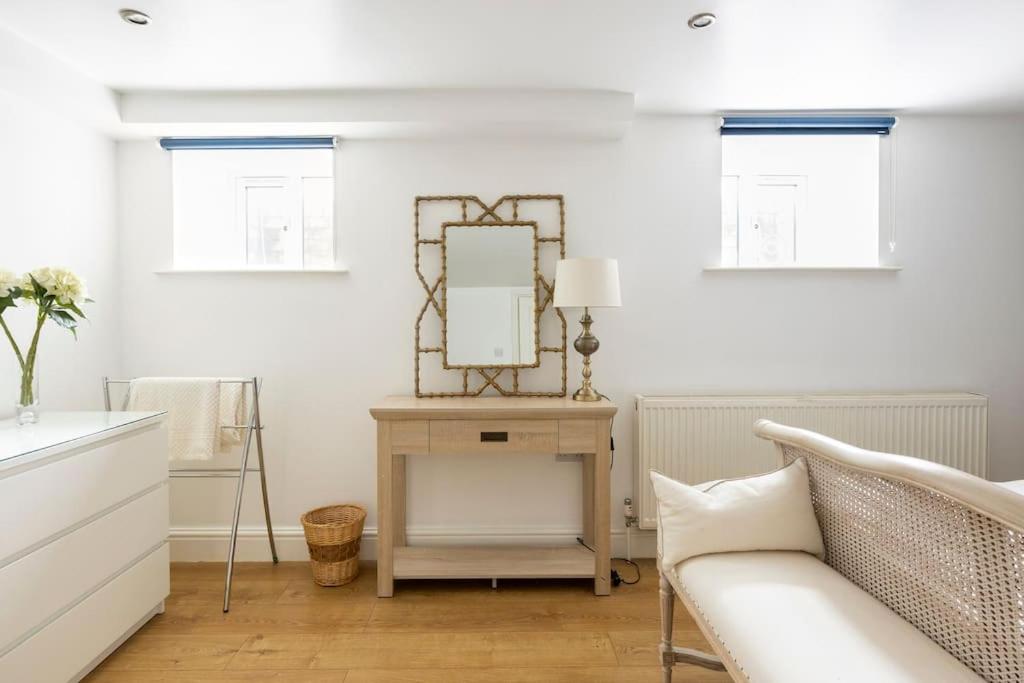 2 double bedroom large modern self contained apartment Free parking view 5