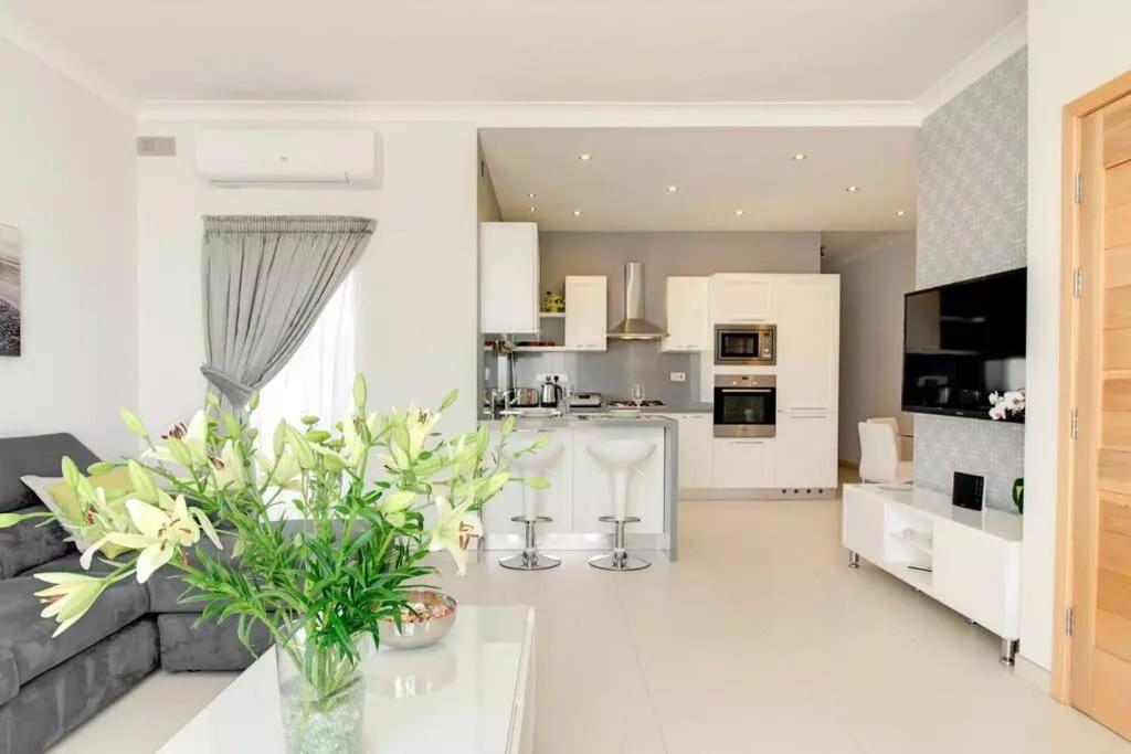 Penthouse with Picturesque Garden and Bayviews view 3