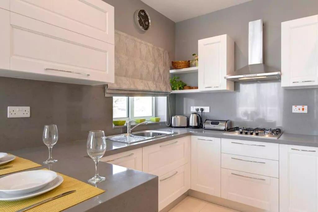 Penthouse with Picturesque Garden and Bayviews view 5