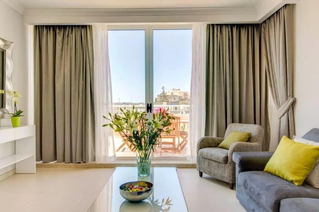 Penthouse with Picturesque Garden and Bayviews view 2