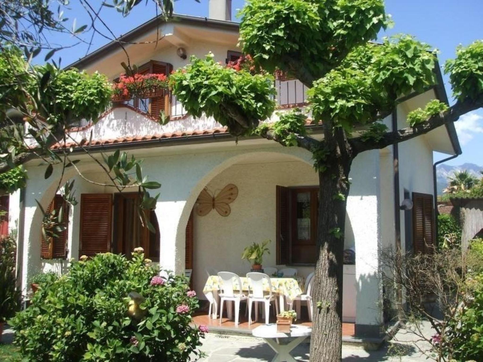 Villa im bekannten Strandort Forte dei Marmi mit schönem Garten und ruhig gelegen view 2