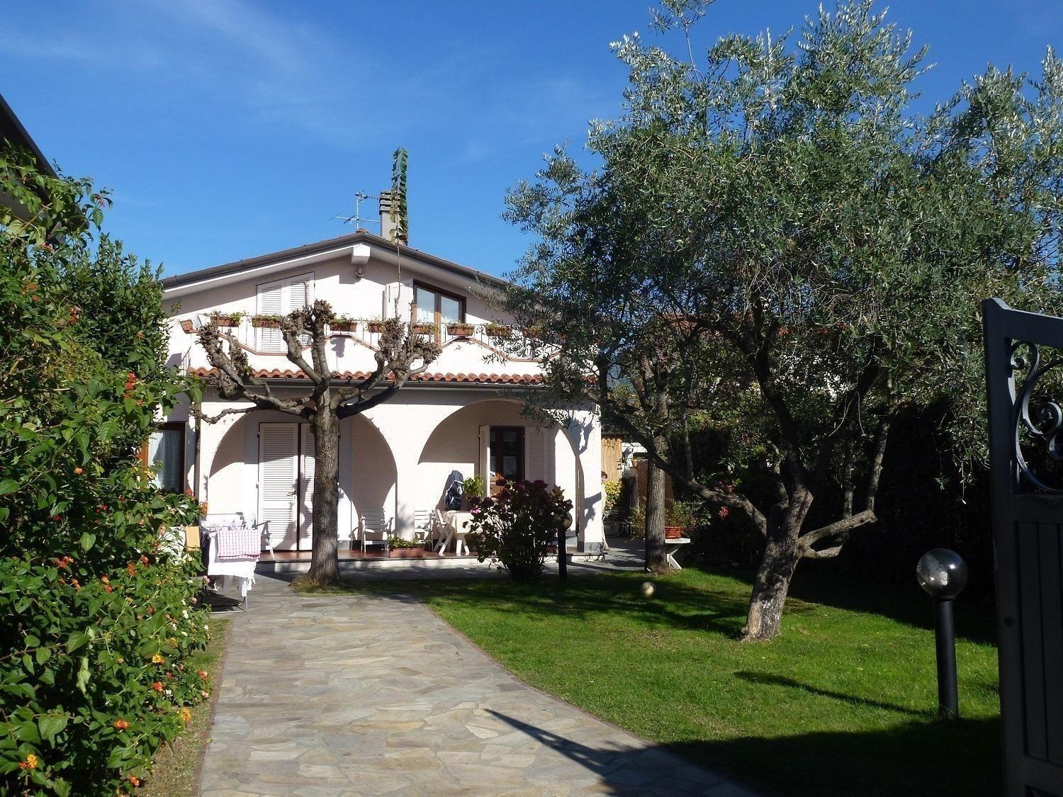 Villa im bekannten Strandort Forte dei Marmi mit schönem Garten und ruhig gelegen view 3