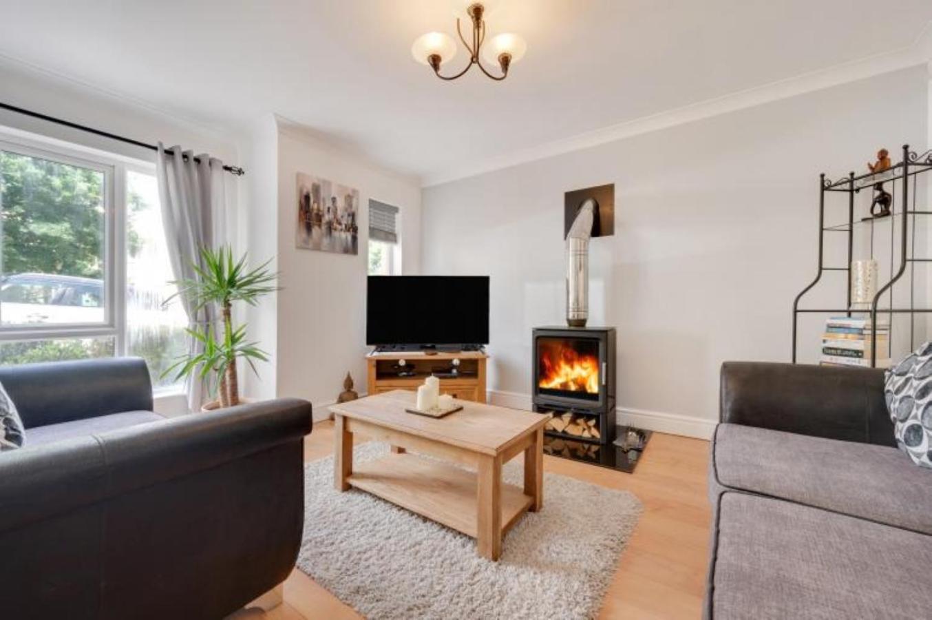 3 Bed Holiday Home in Llandeilo with log burner view 2