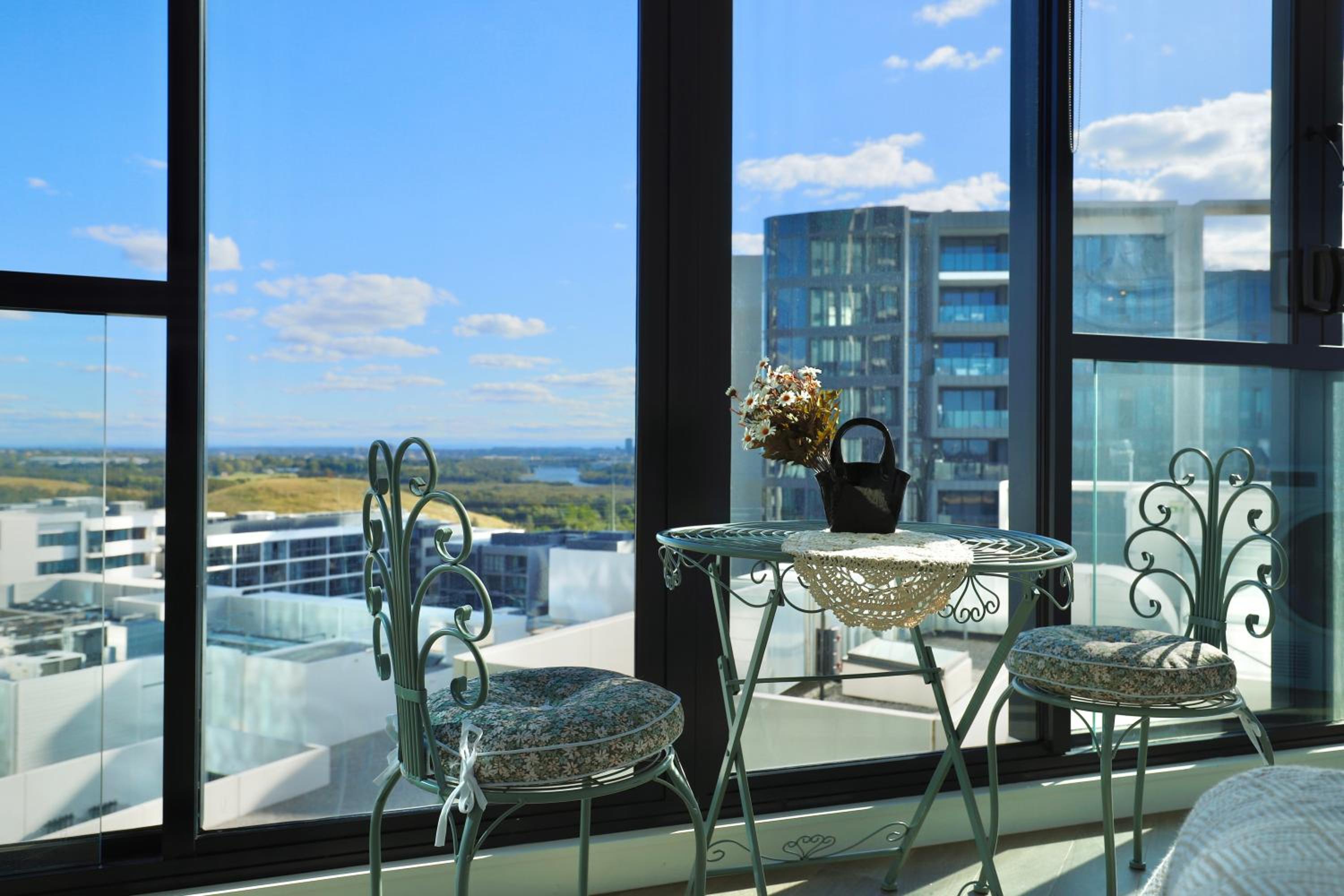 Lumière Waterside Oasis - Views, Parking, Ease