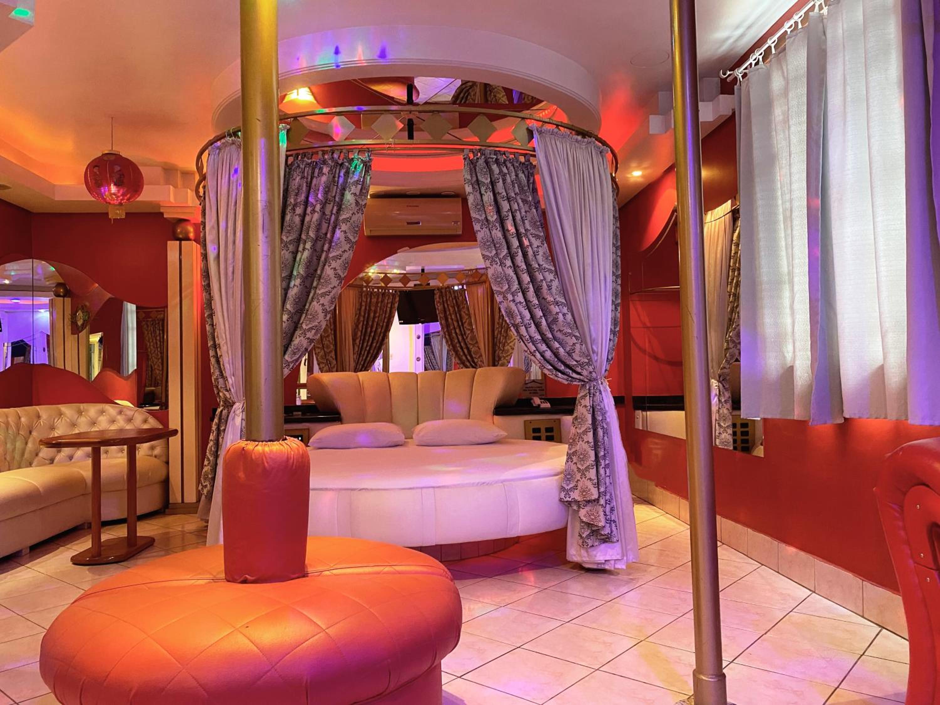 Xangai Motel by Drops