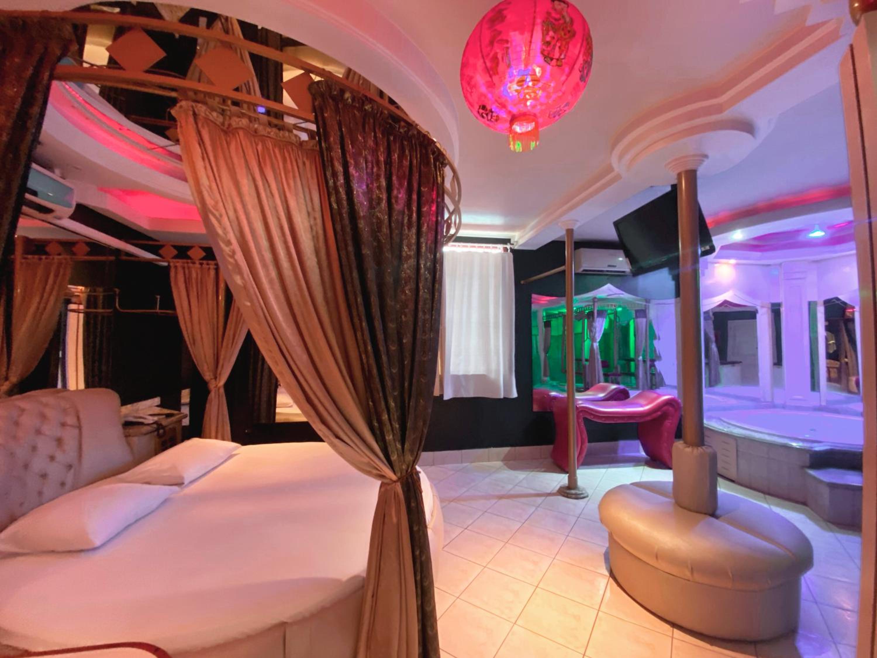Xangai Motel by Drops