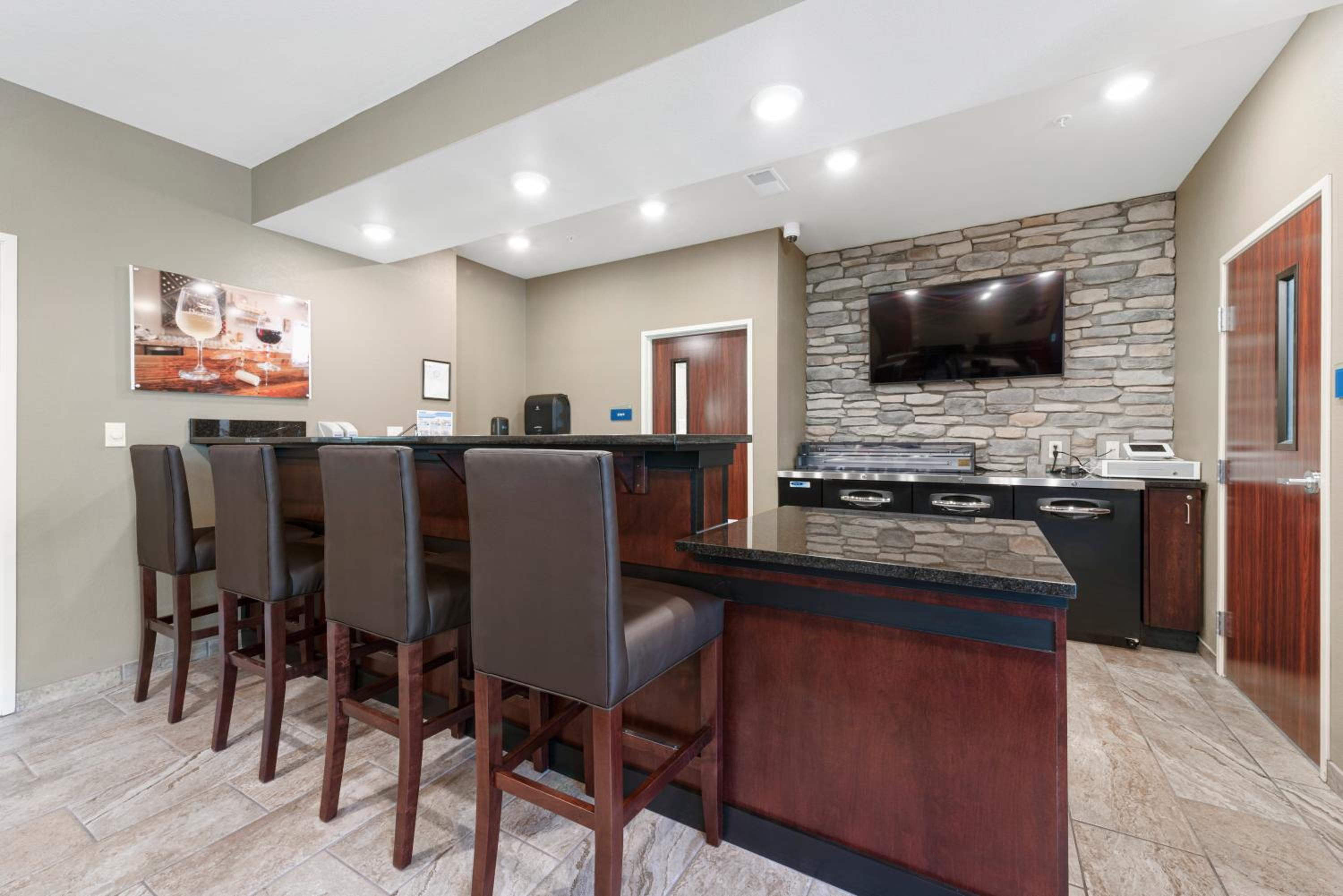 Cobblestone Hotel & Suites - Russells Point at Indian Lake view 4