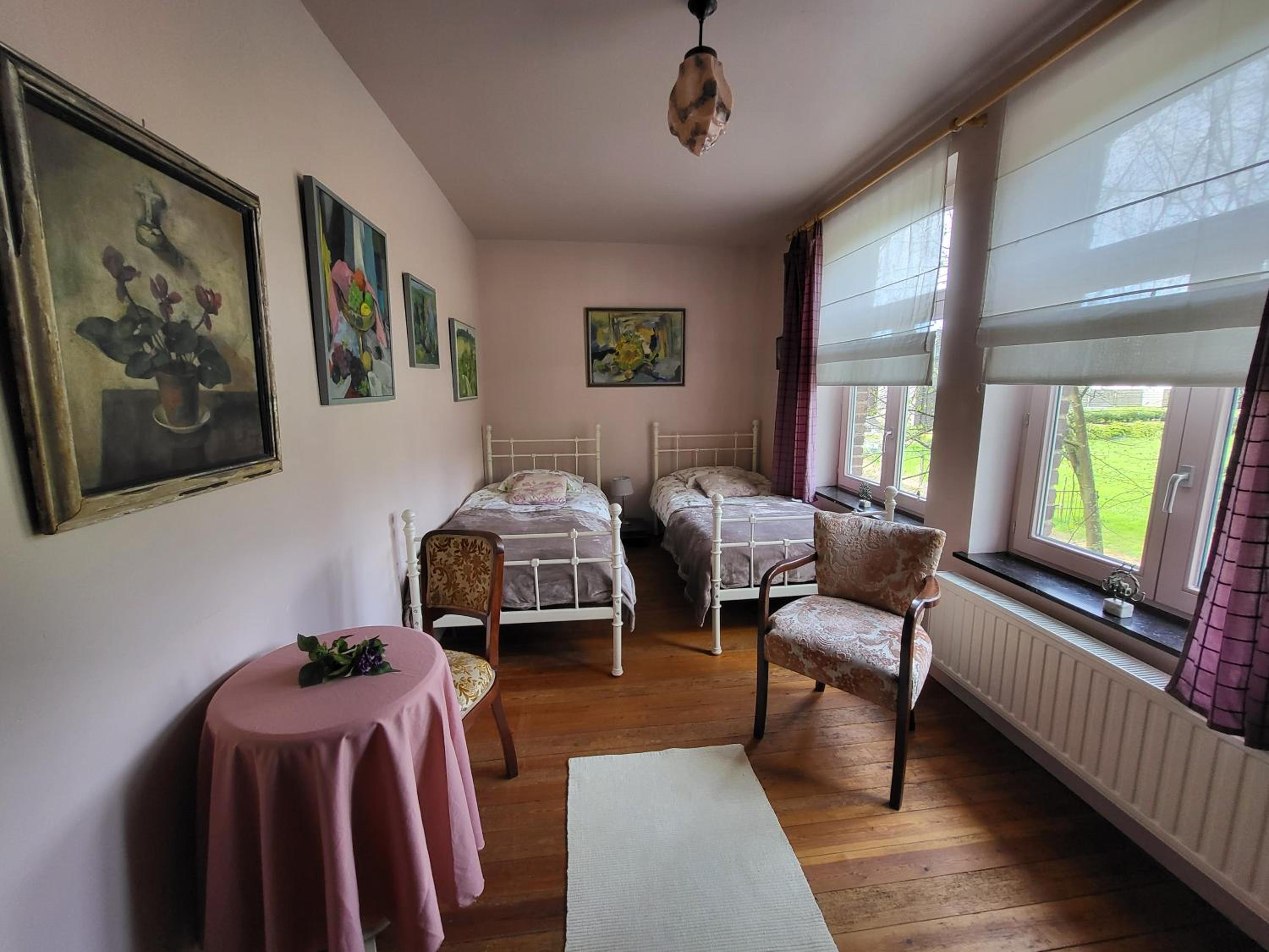 Charming and cosy ART DECO house in old historic farm with private natural pool and gardens with hiking and cycling trails nearby