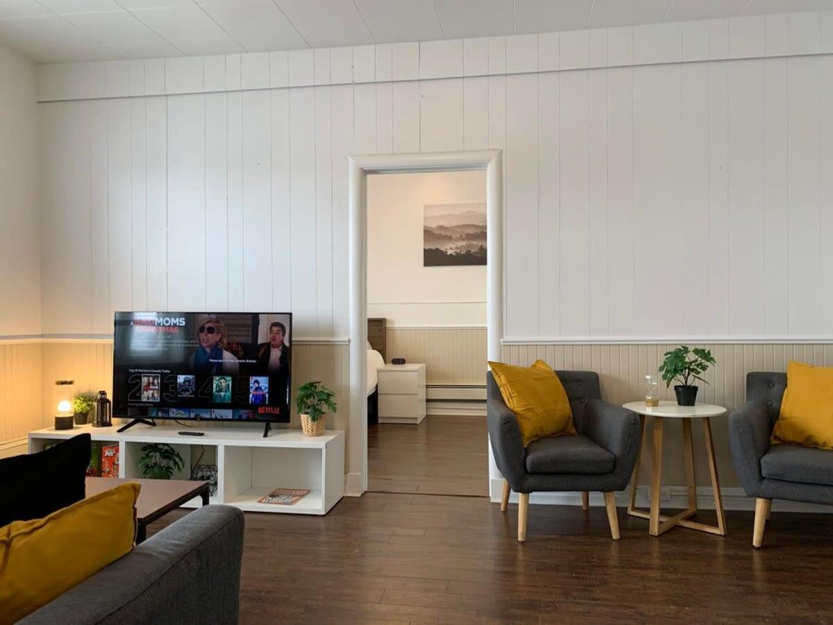 Large 1-bedroom Condo l Downtown l WiFi & Smart TV