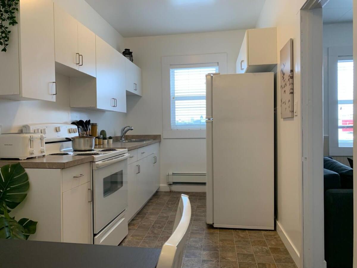 Large 1-bedroom Condo l Downtown l WiFi & Smart TV