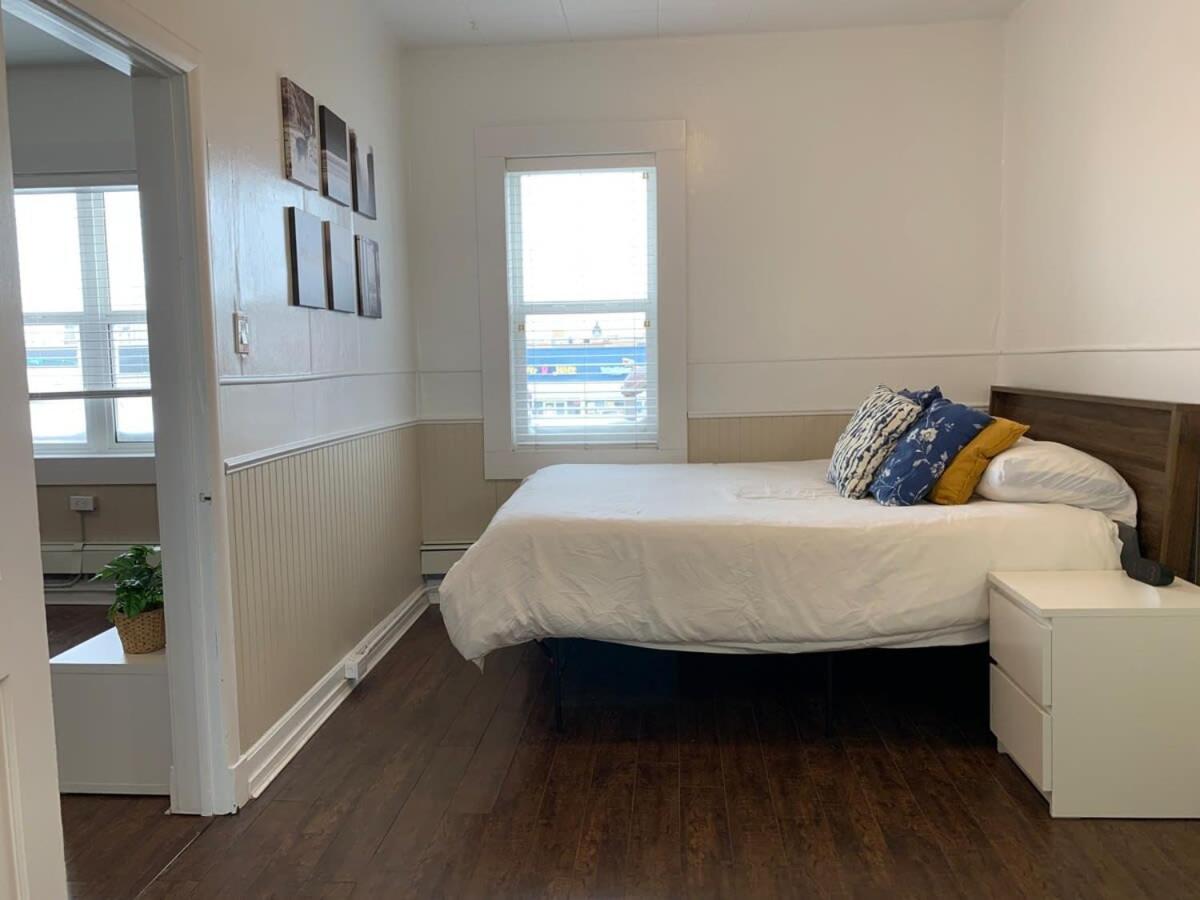 Large 1-bedroom Condo l Downtown l WiFi & Smart TV