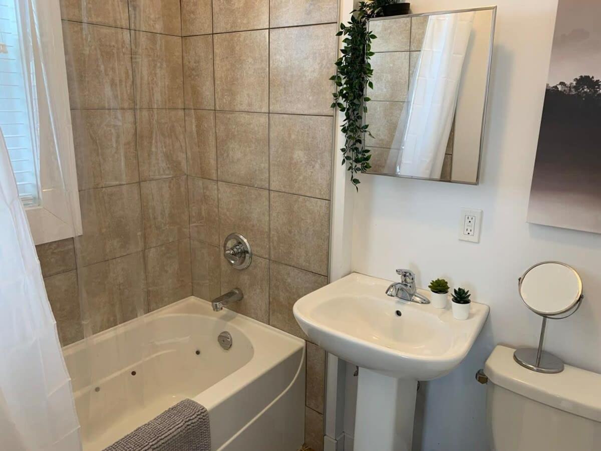 Large 1-bedroom Condo l Downtown l WiFi & Smart TV