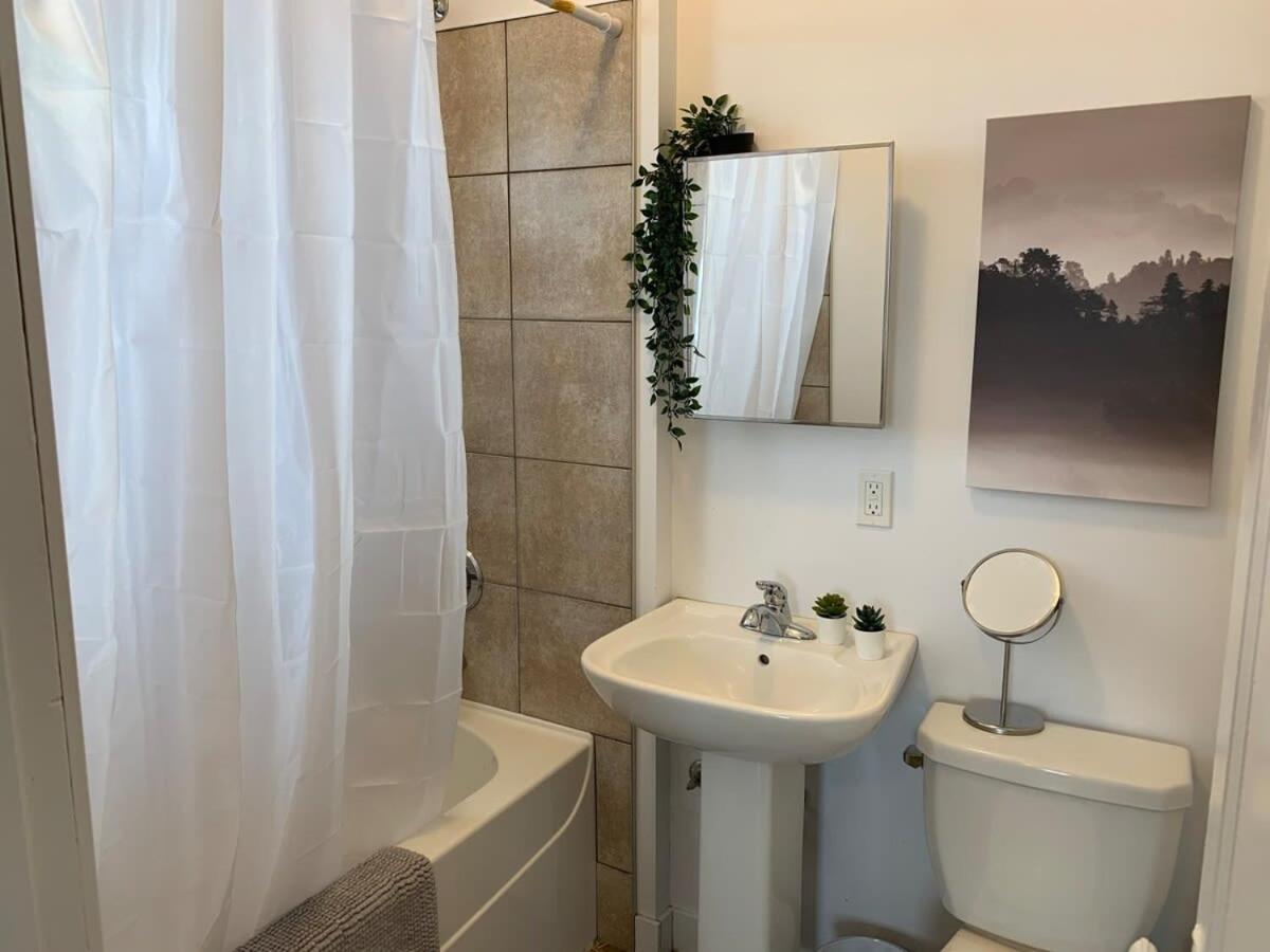 Large 1-bedroom Condo l Downtown l WiFi & Smart TV
