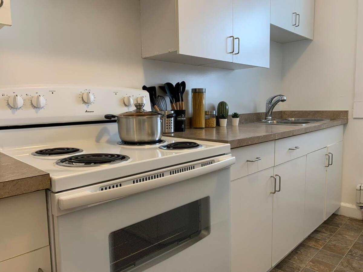 Large 1-bedroom Condo l Downtown l WiFi & Smart TV