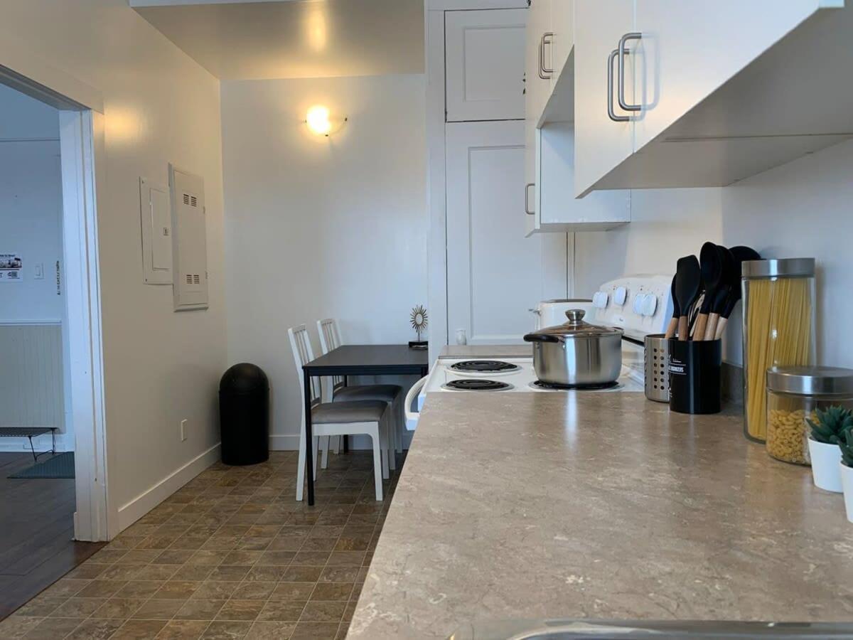 Large 1-bedroom Condo l Downtown l WiFi & Smart TV