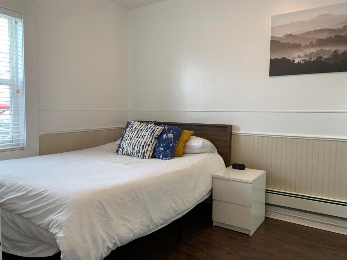 Large 1-bedroom Condo l Downtown l WiFi & Smart TV