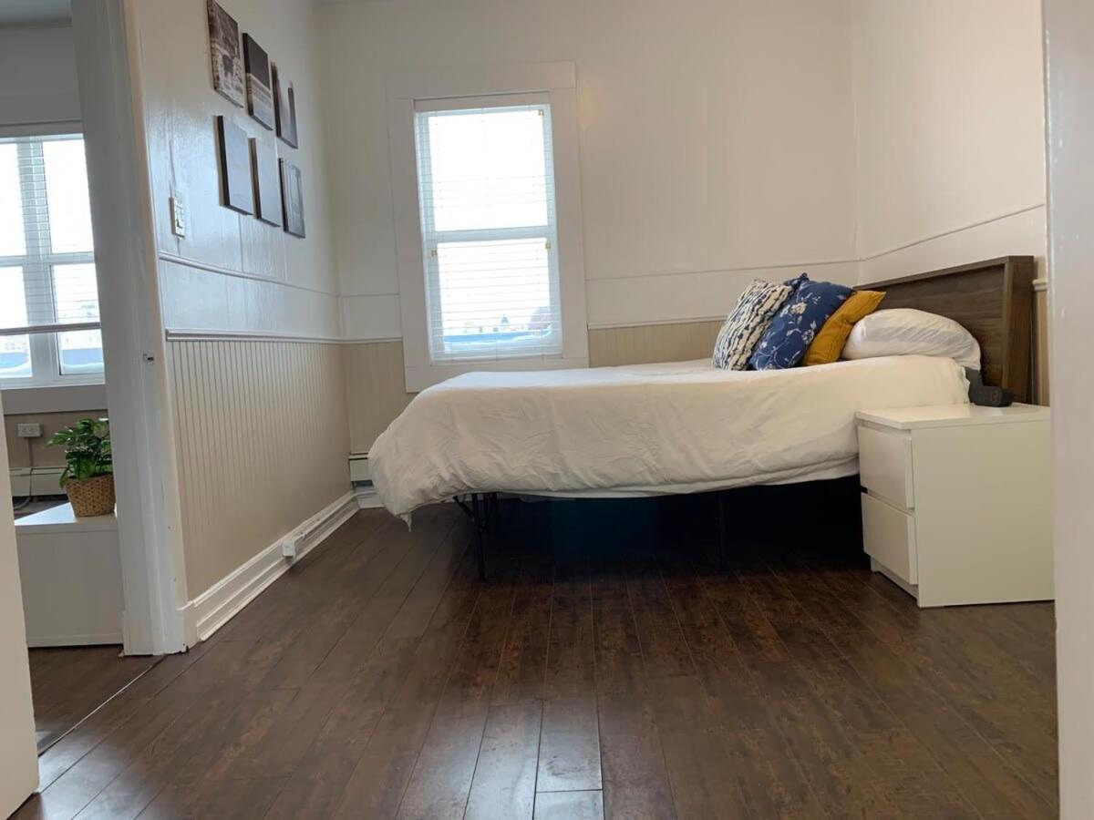 Large 1-bedroom Condo l Downtown l WiFi & Smart TV