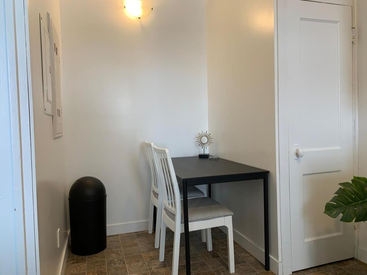 Large 1-bedroom Condo l Downtown l WiFi & Smart TV