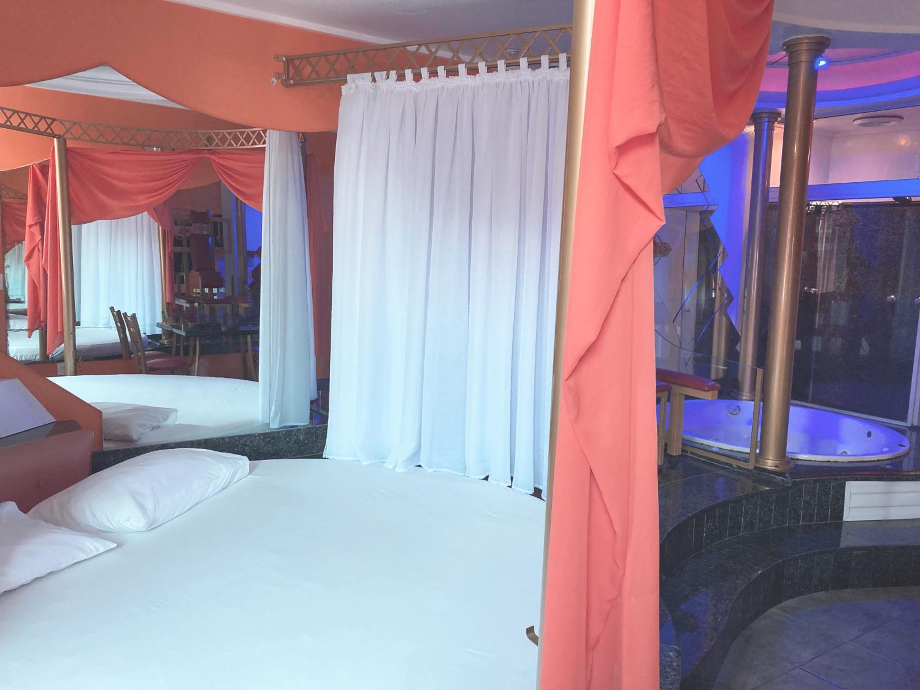 Xangai Motel by Drops