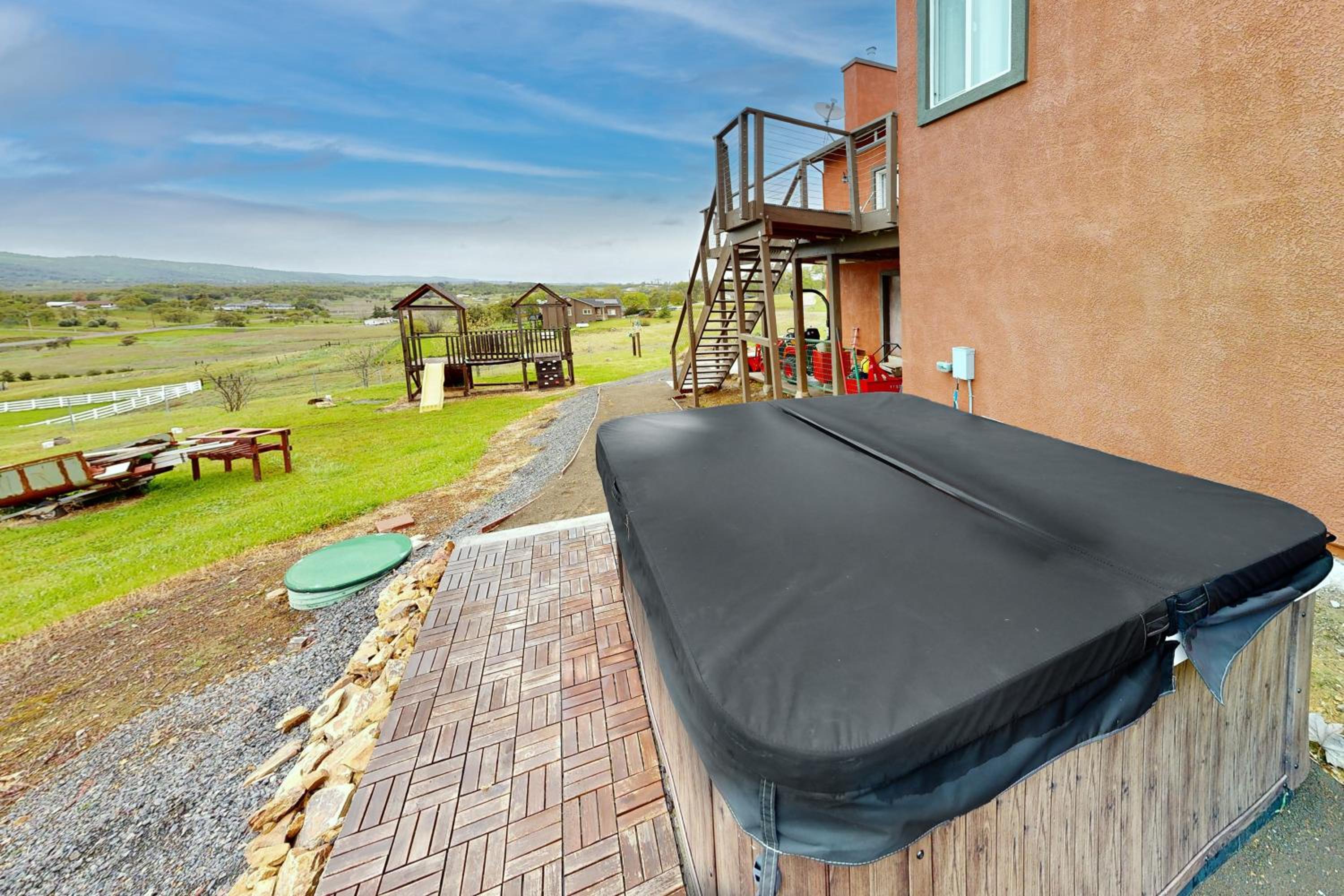 3BR Updated Mtn-View Home with Hot Tub and Fireplace