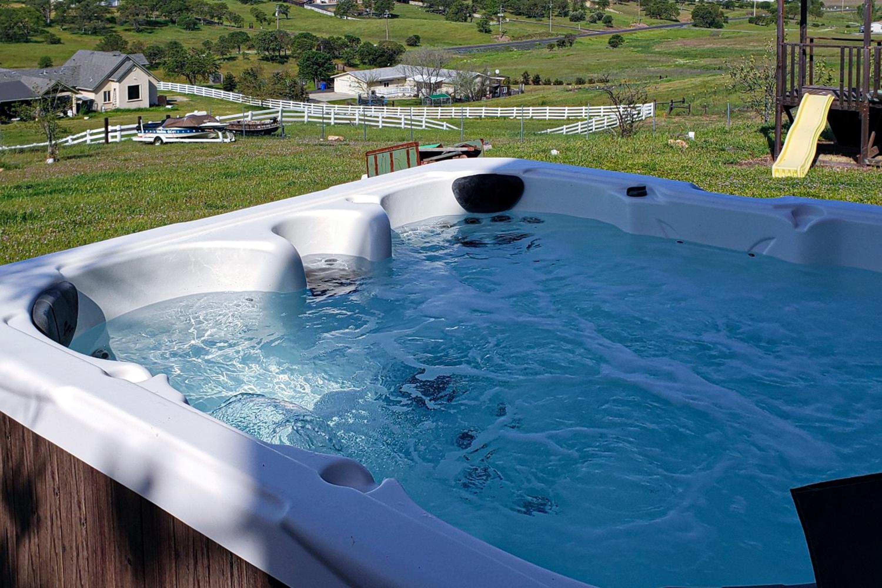 3BR Updated Mtn-View Home with Hot Tub and Fireplace