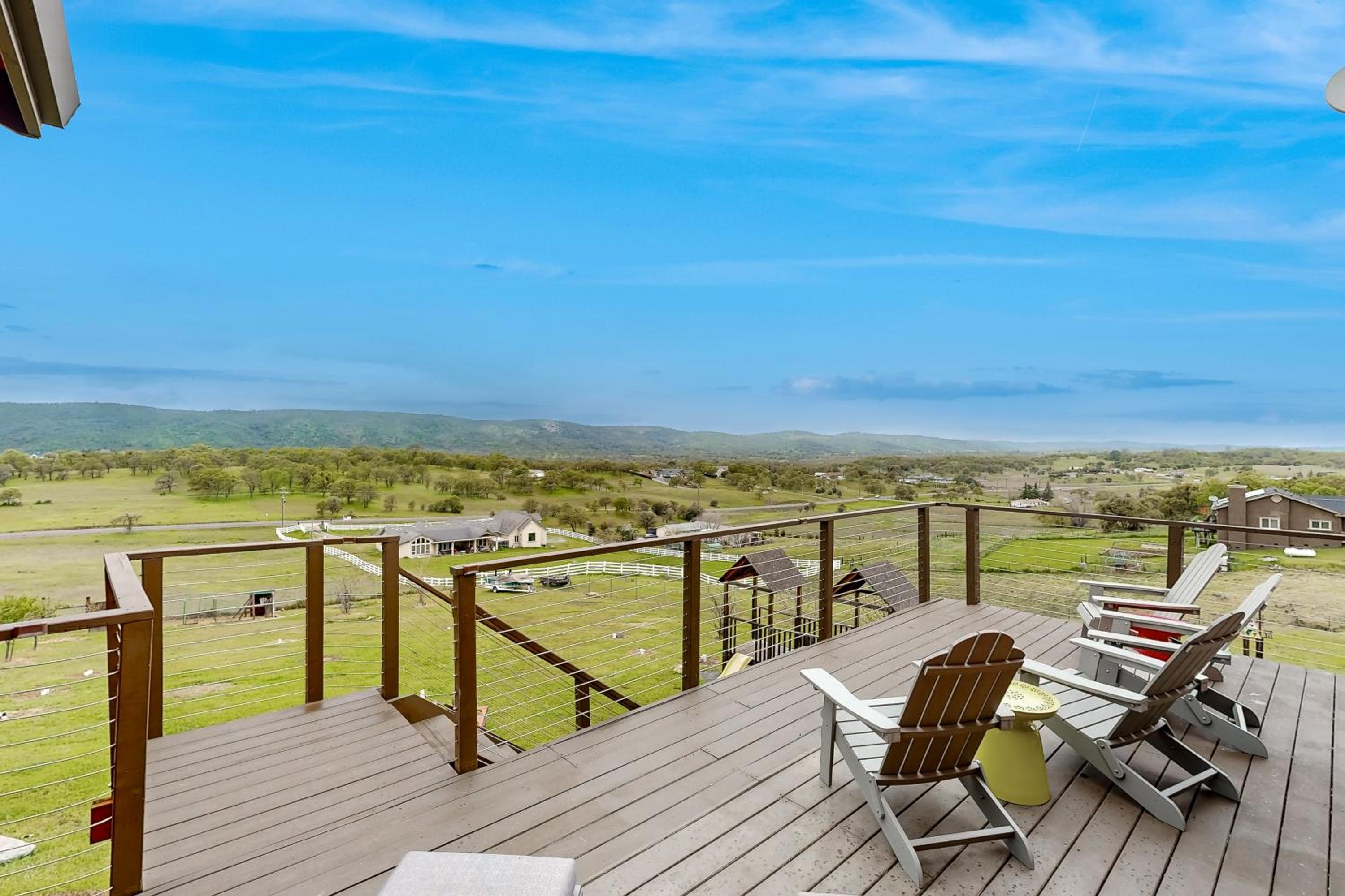 3BR Updated Mtn-View Home with Hot Tub and Fireplace