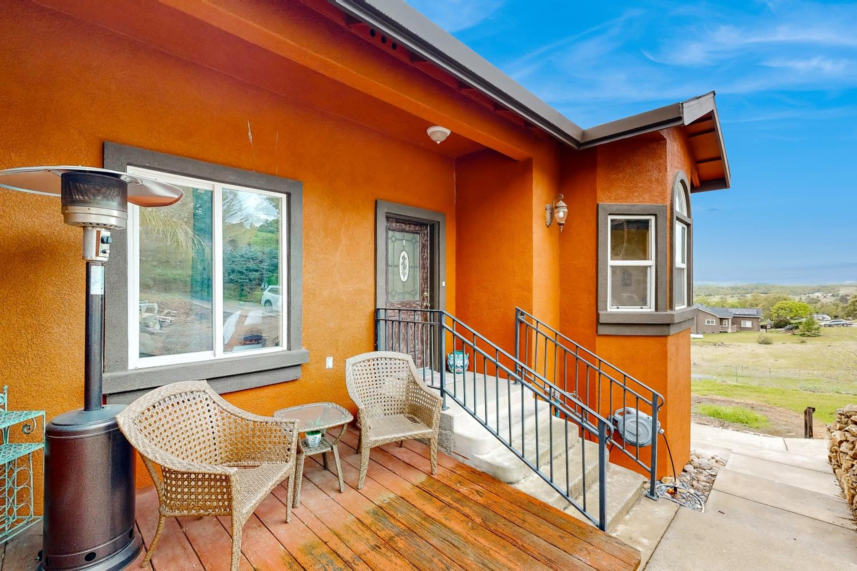 3BR Updated Mtn-View Home with Hot Tub and Fireplace