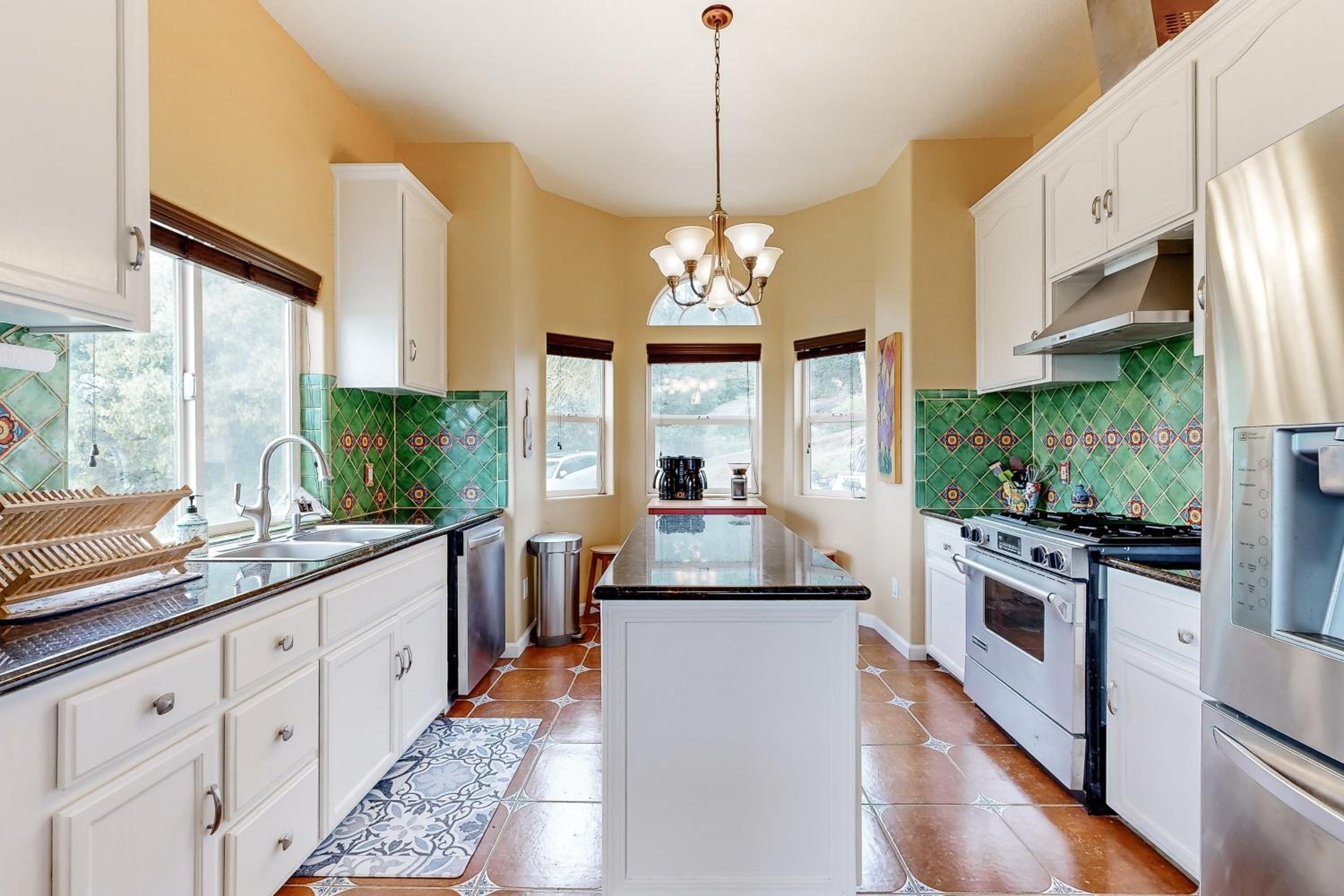 3BR Updated Mtn-View Home with Hot Tub and Fireplace