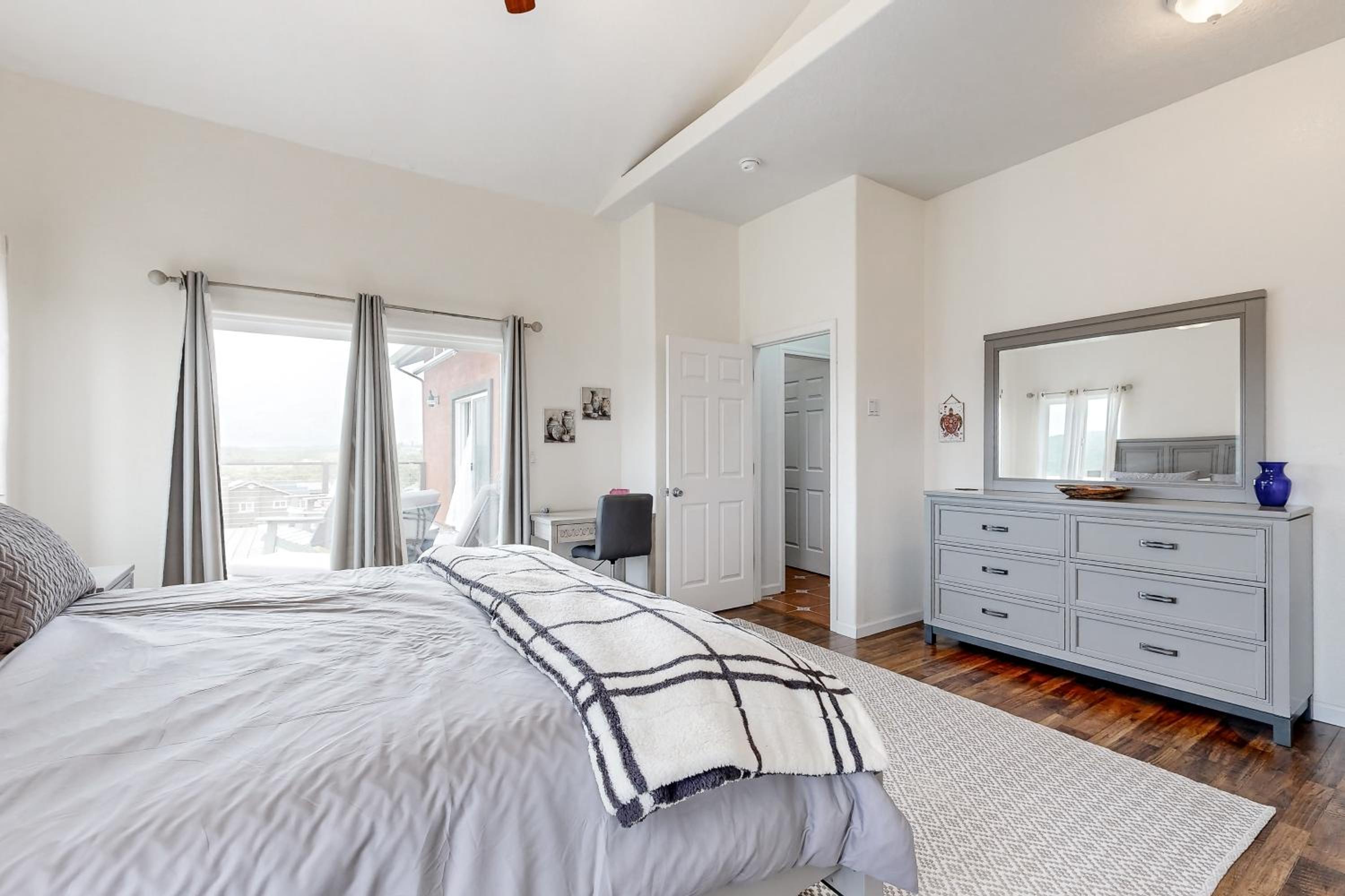 3BR Updated Mtn-View Home with Hot Tub and Fireplace