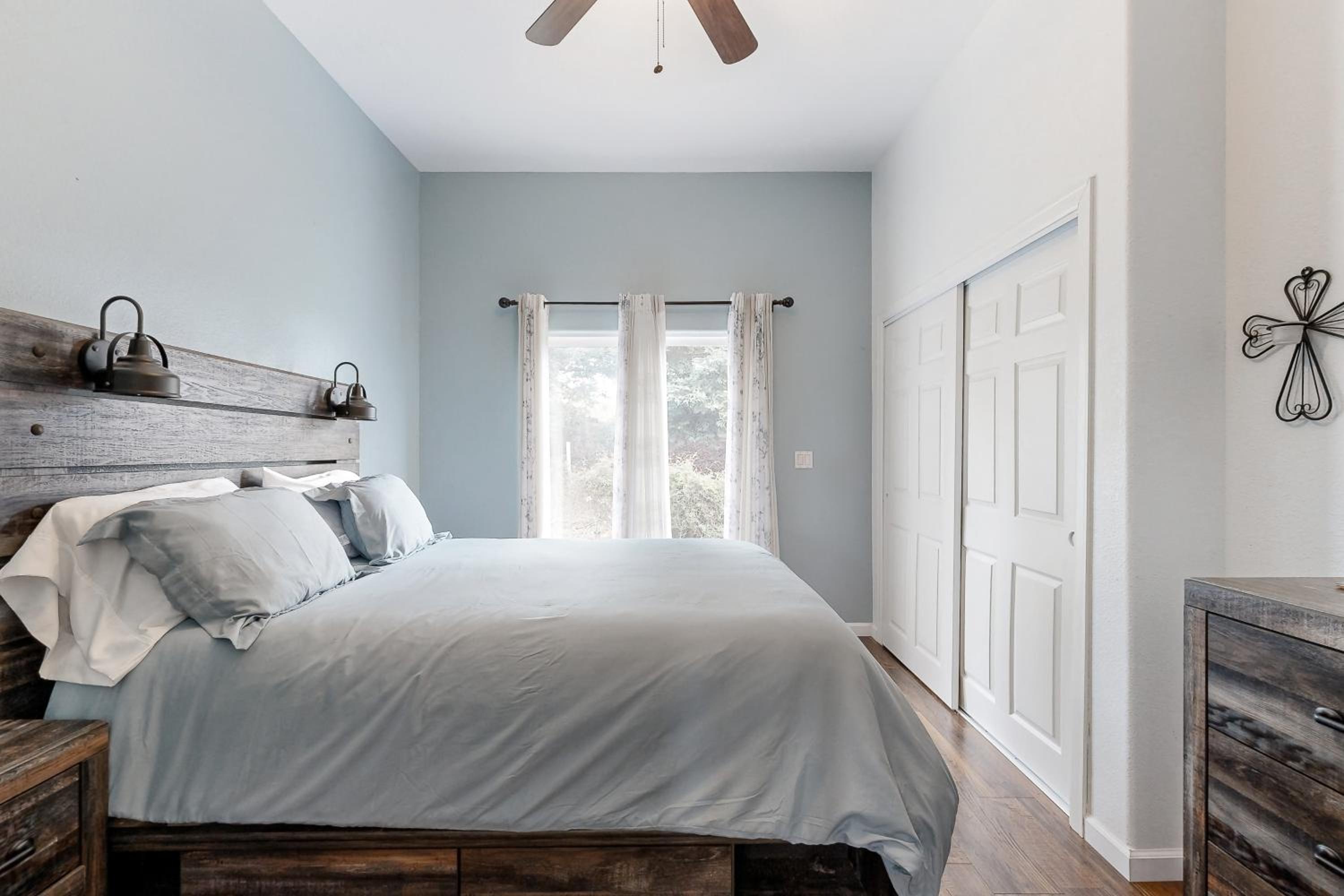 3BR Updated Mtn-View Home with Hot Tub and Fireplace
