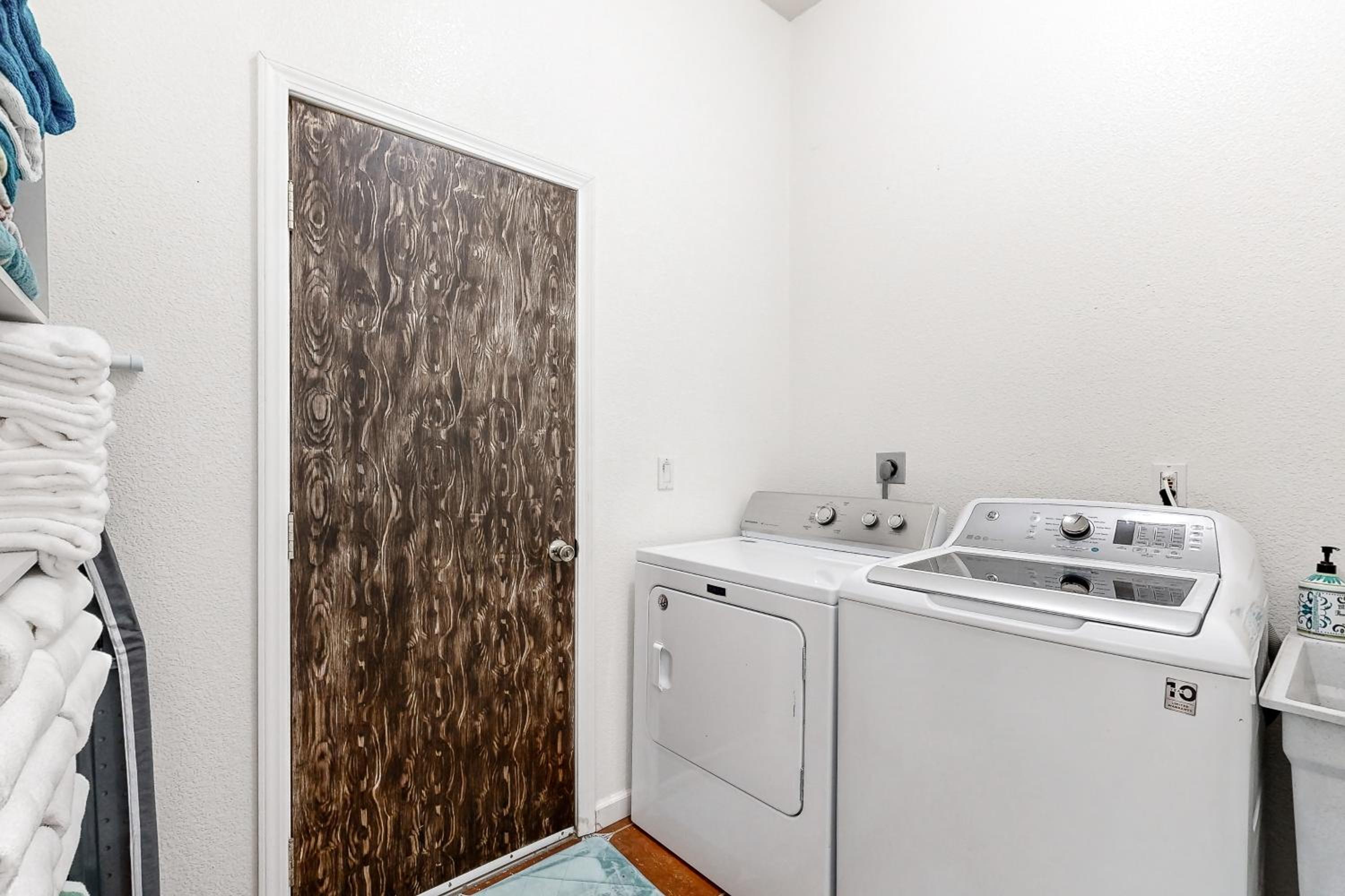 3BR Updated Mtn-View Home with Hot Tub and Fireplace