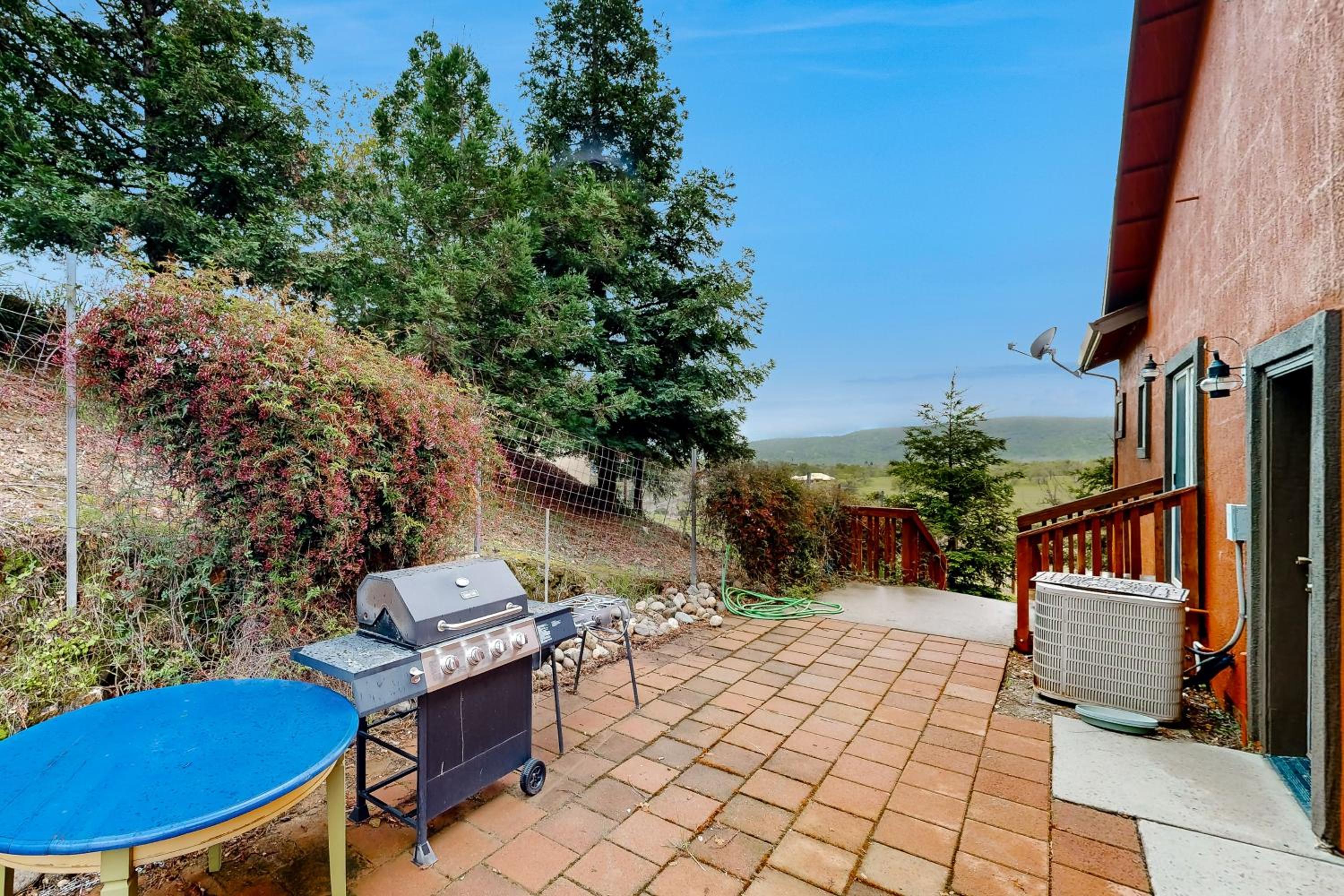 3BR Updated Mtn-View Home with Hot Tub and Fireplace