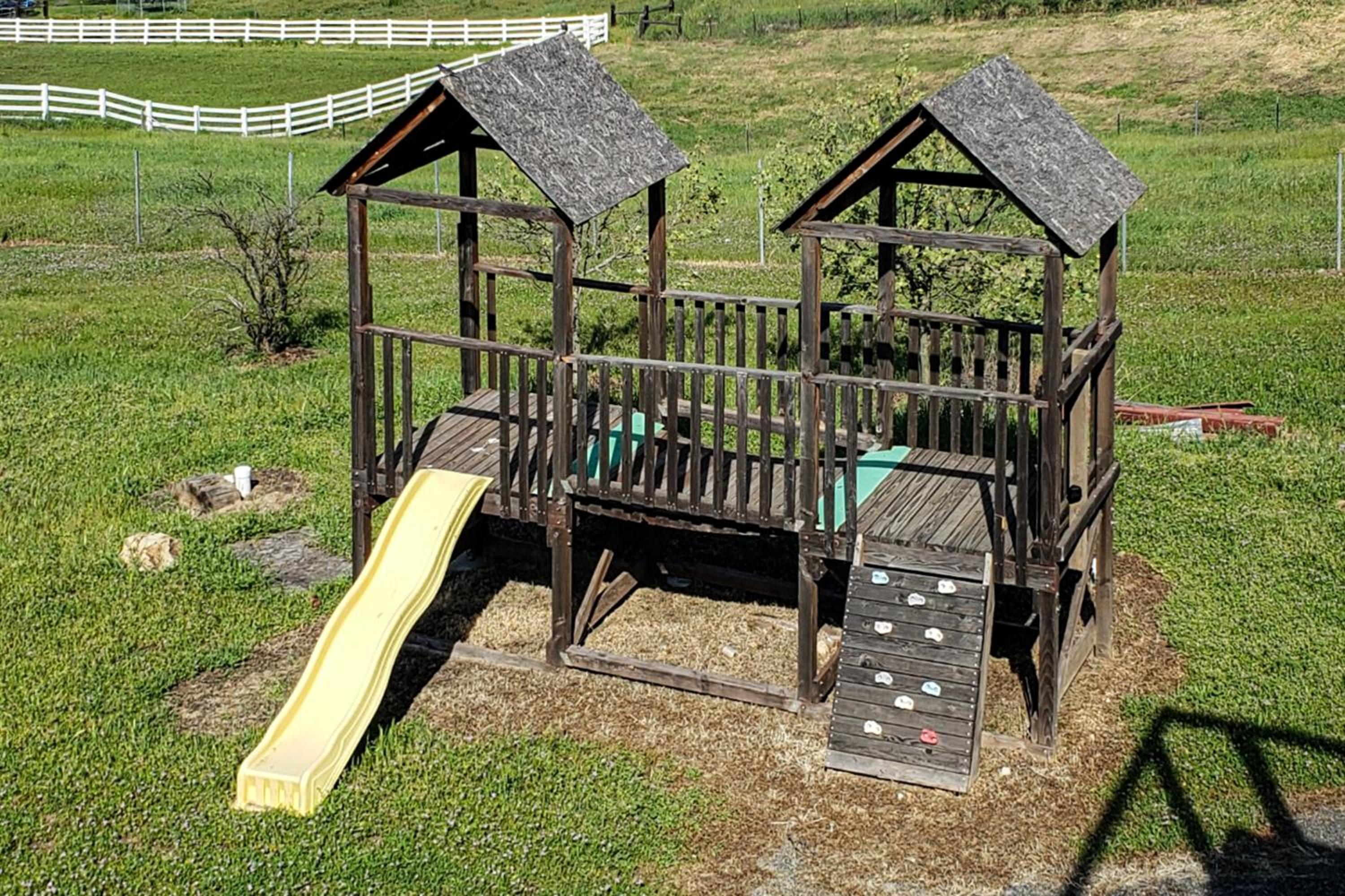 3BR Updated Mtn-View Home with Hot Tub and Fireplace
