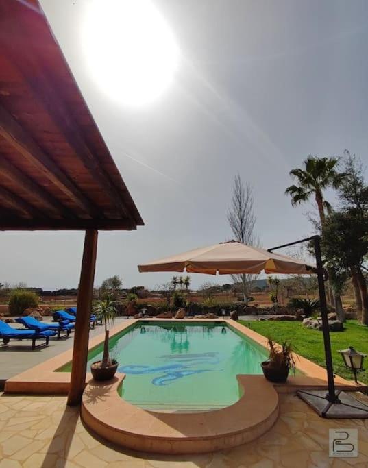 Casa Bet con piscina y jardín.