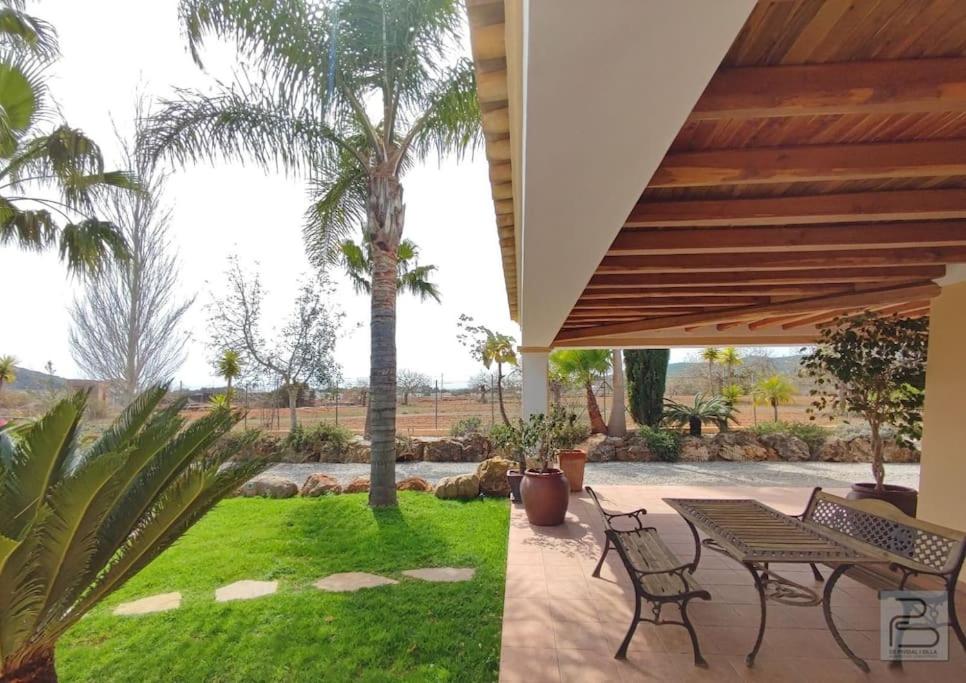 Casa Bet con piscina y jardín.