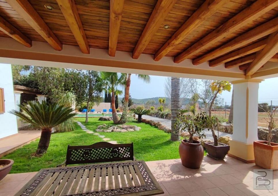 Casa Bet con piscina y jardín.