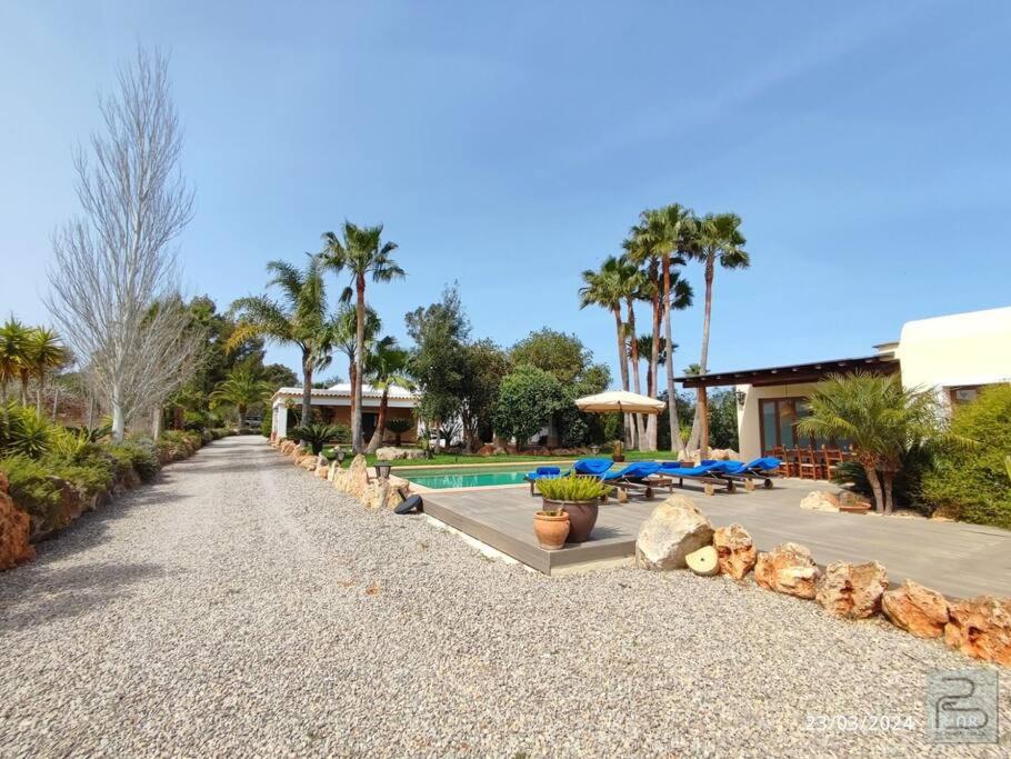 Casa Bet con piscina y jardín.