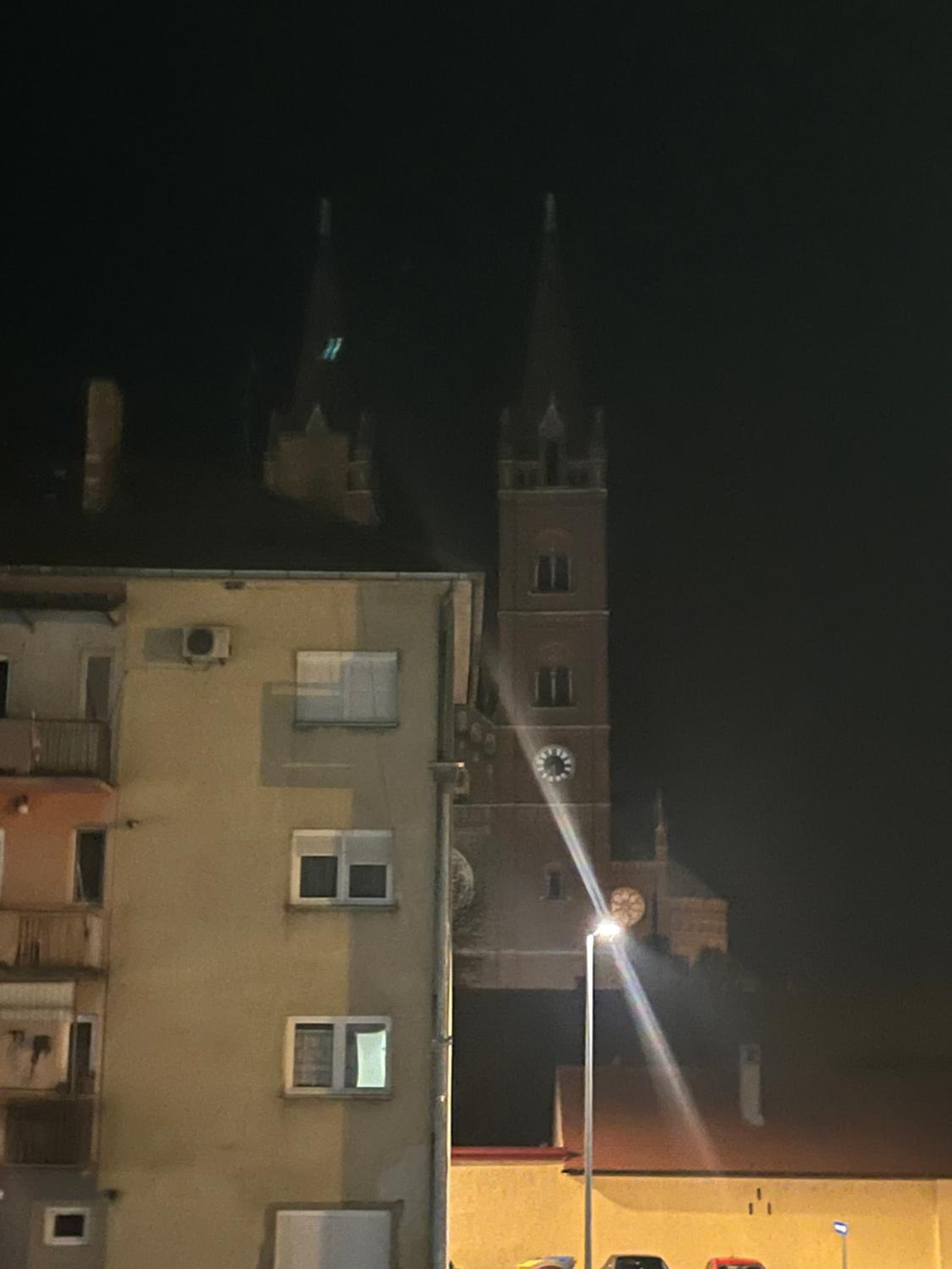 Hotel For5 - Image 1