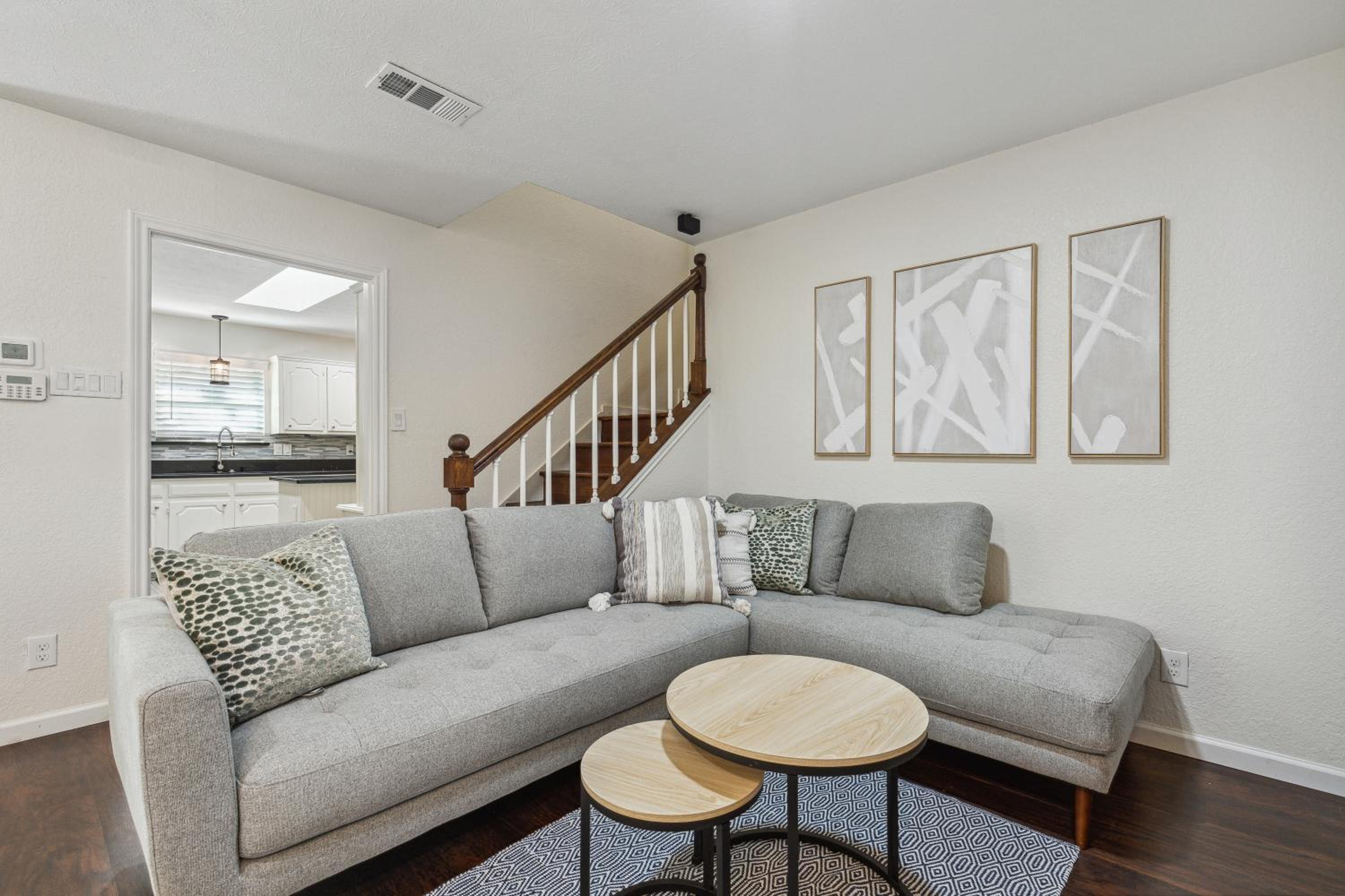 Dallas Gem: 3BR Prime Location view 4