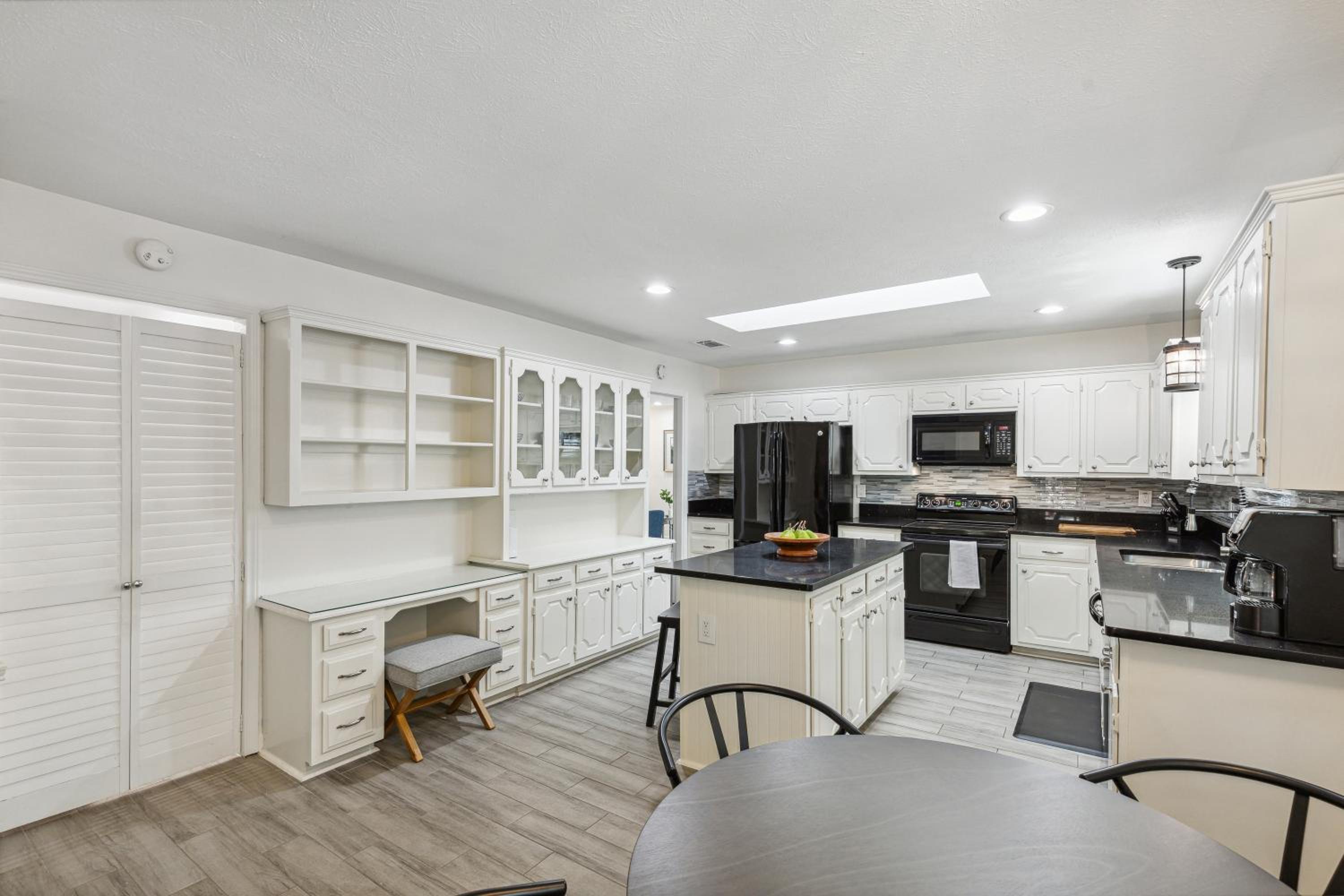 Dallas Gem: 3BR Prime Location view 5