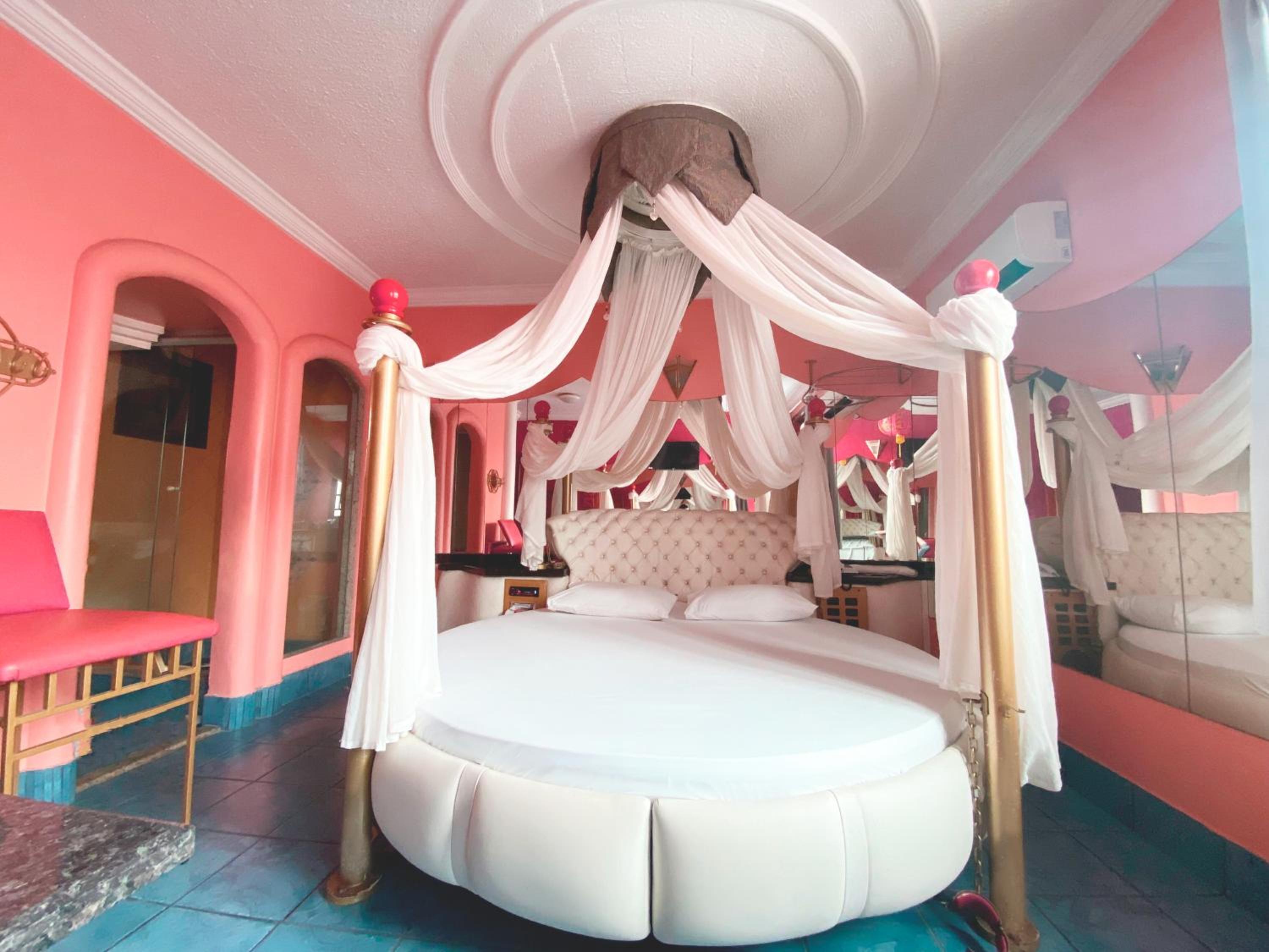 Xangai Motel by Drops