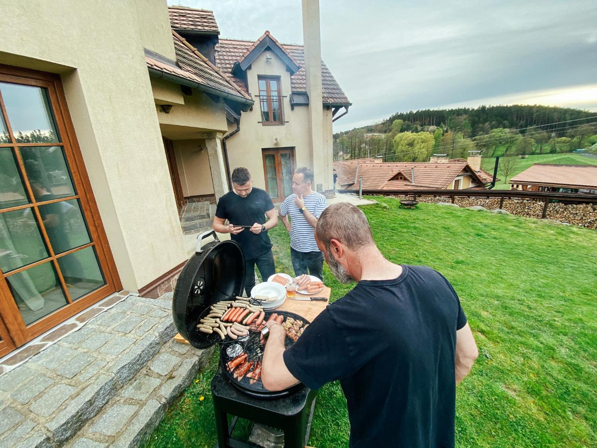 Stylová Lodge s vlastním koupáním & pergolou