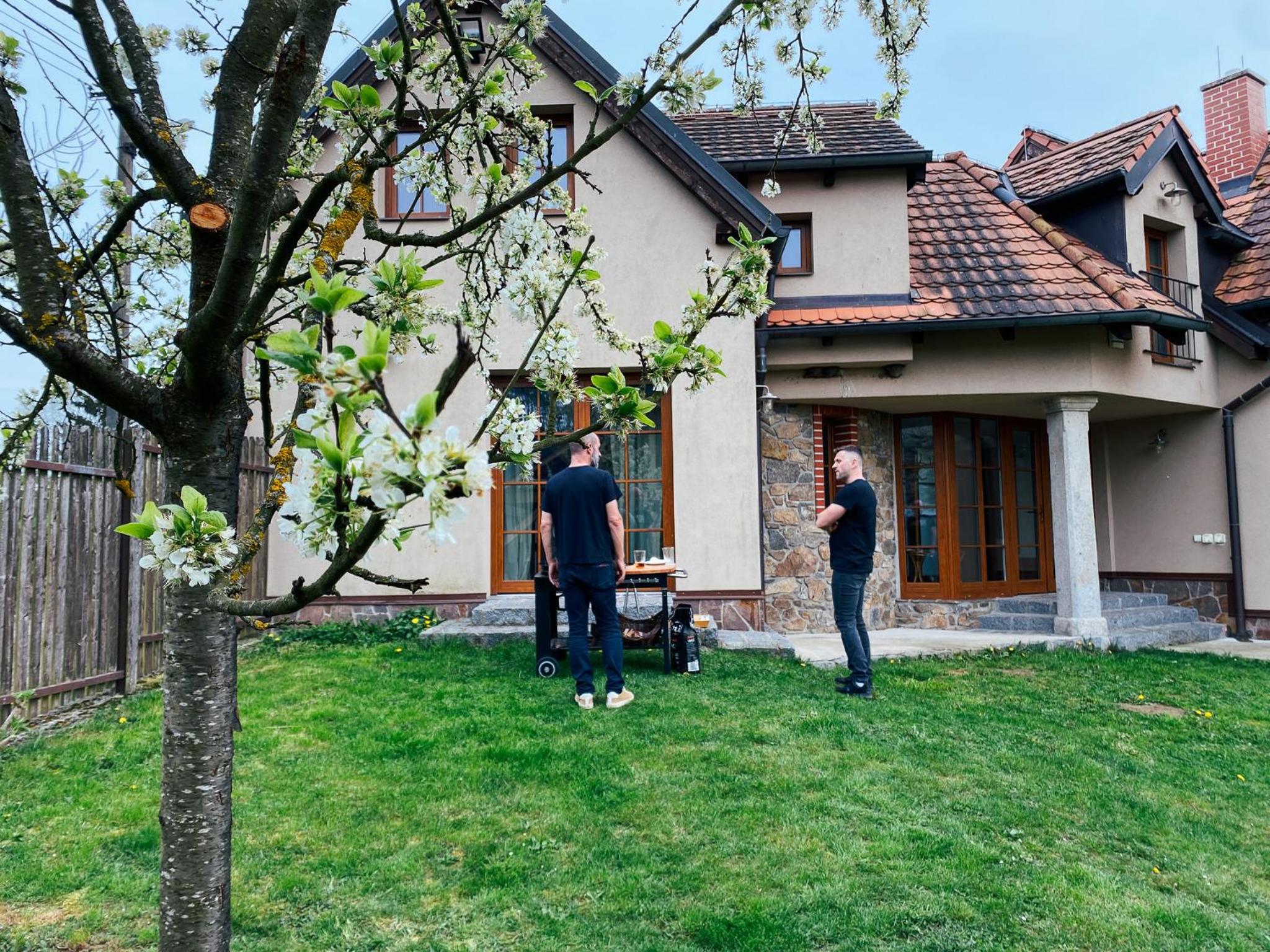 Stylová Lodge s vlastním koupáním & pergolou