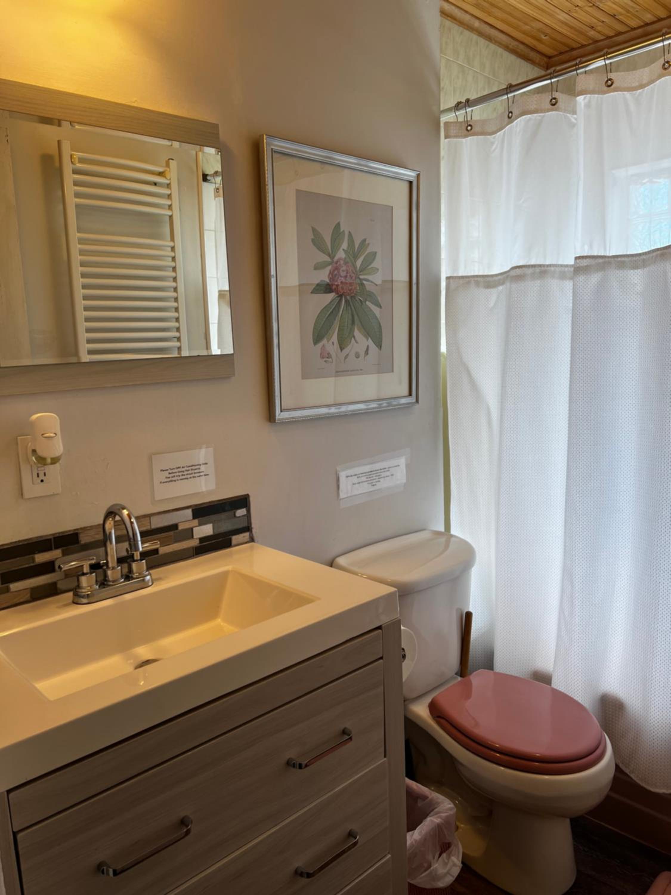 Great Gorge Guesthouse - Walk to the Falls, the Casino and all Downtown Restaurants - Across from the Aquarium view 4