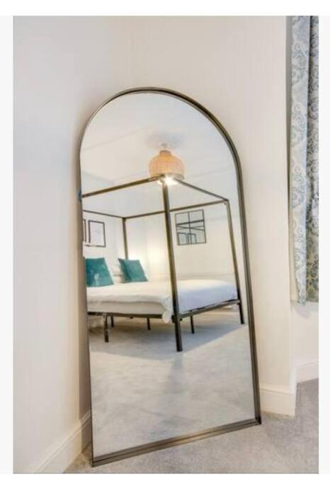 Central 2 bedroom garden flat with free parking view 4