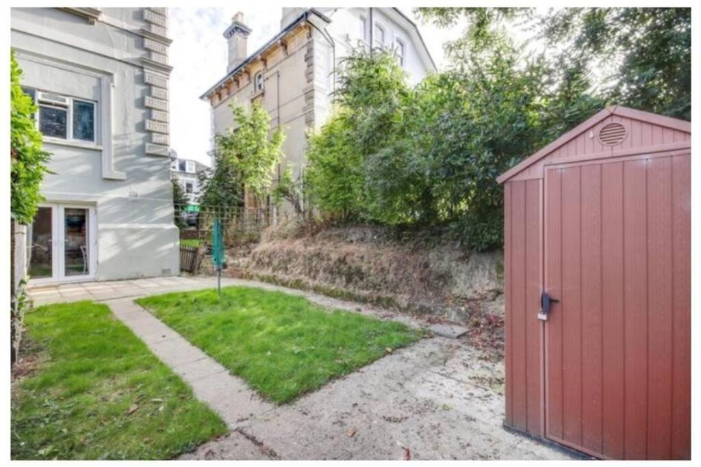 Central 2 bedroom garden flat with free parking view 5